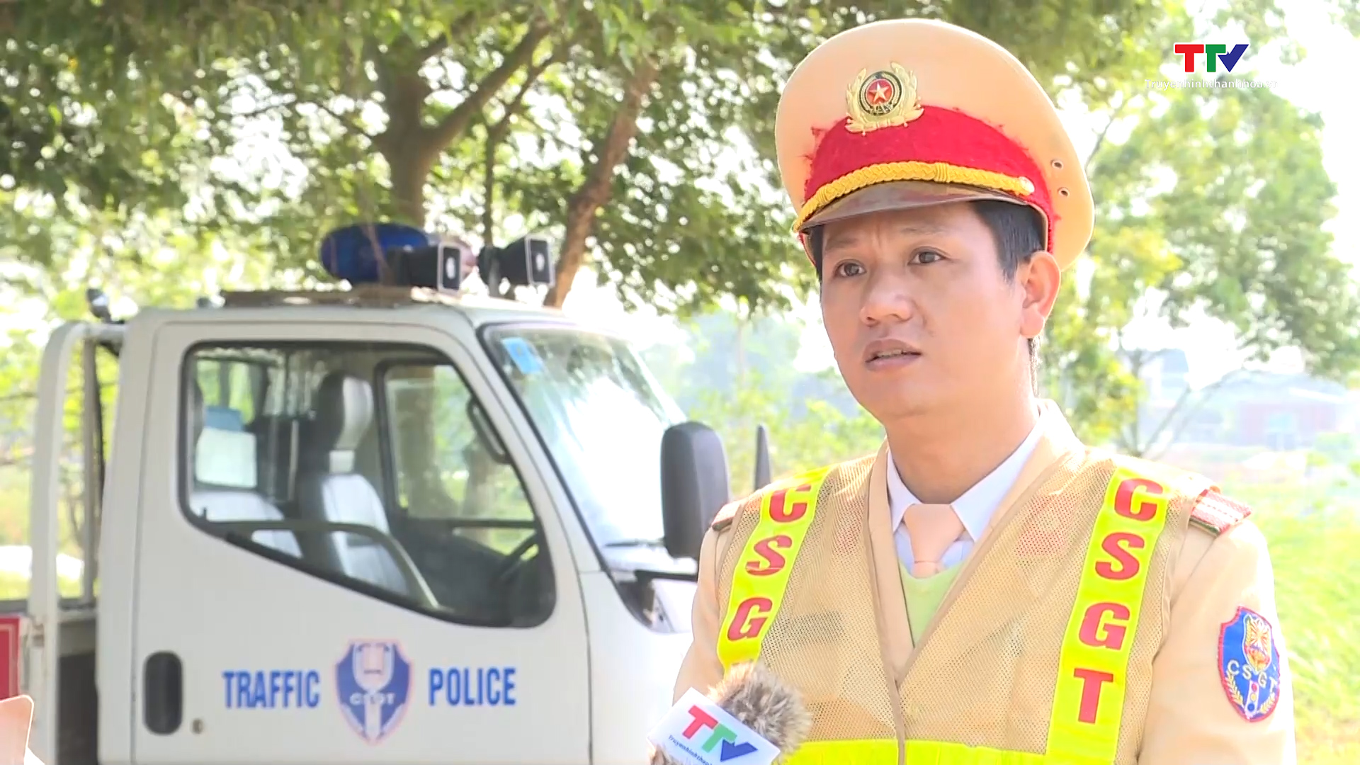 Công an huyện Thạch Thành tăng cường đảm bảo an toàn giao thông trong vụ ép mía- Ảnh 3.
