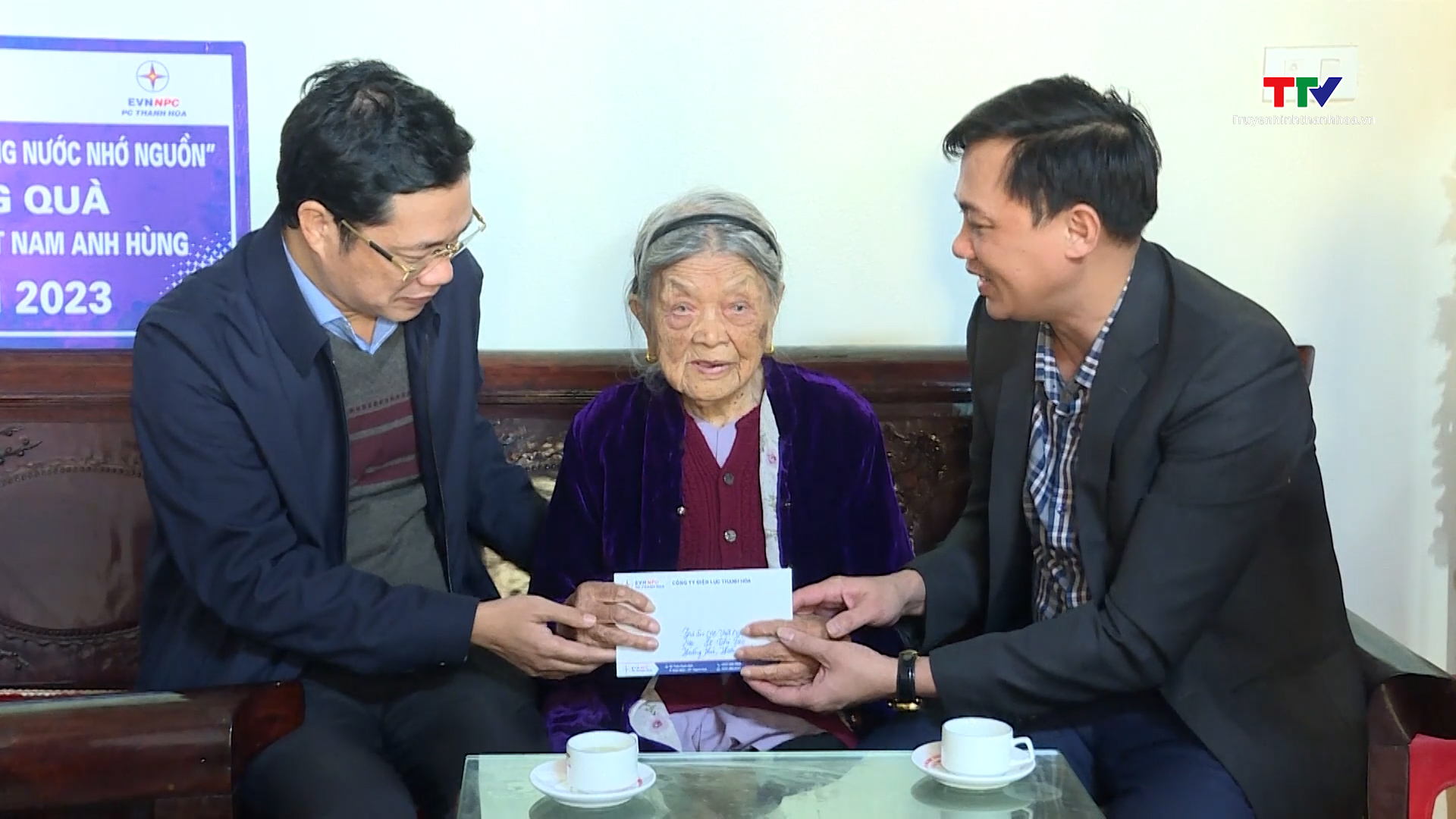 Công ty Điện lực Thanh Hóa thăm hỏi, tặng quà Mẹ Việt Nam Anh hùng- Ảnh 1.