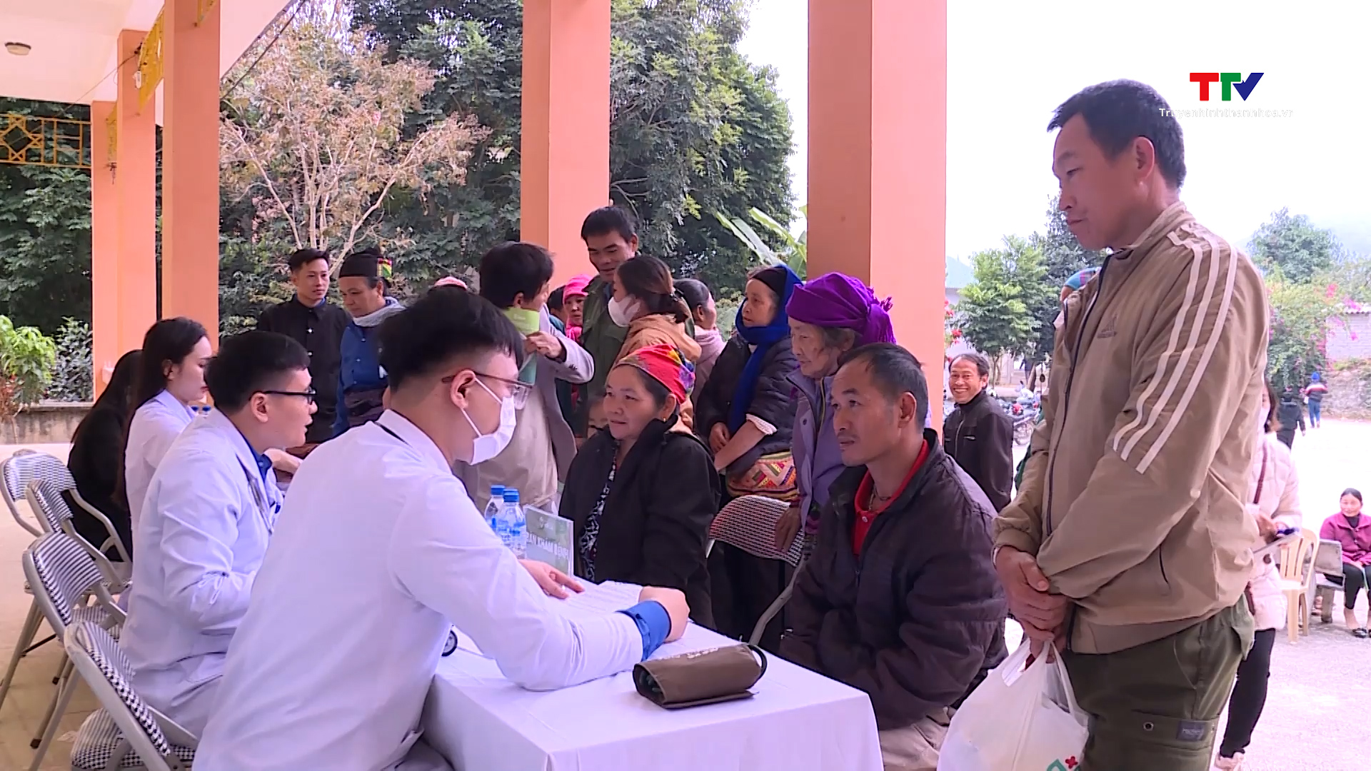 Khám bệnh, cấp phát thuốc miễn phí và tư vấn sức khoẻ cho người dân xã Tam Chung, huyện Mường Lát
- Ảnh 5.