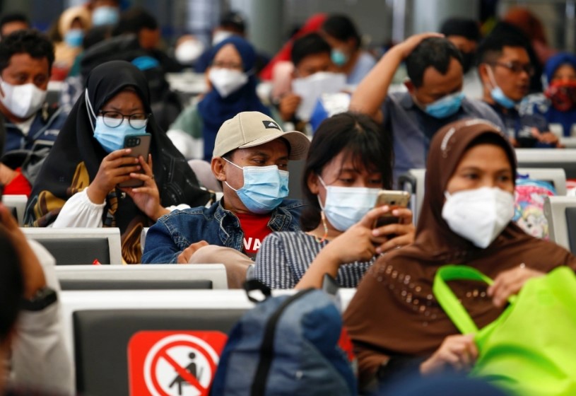 Indonesia kêu gọi người dân đeo khẩu trang phòng bệnh hô hấp- Ảnh 1.