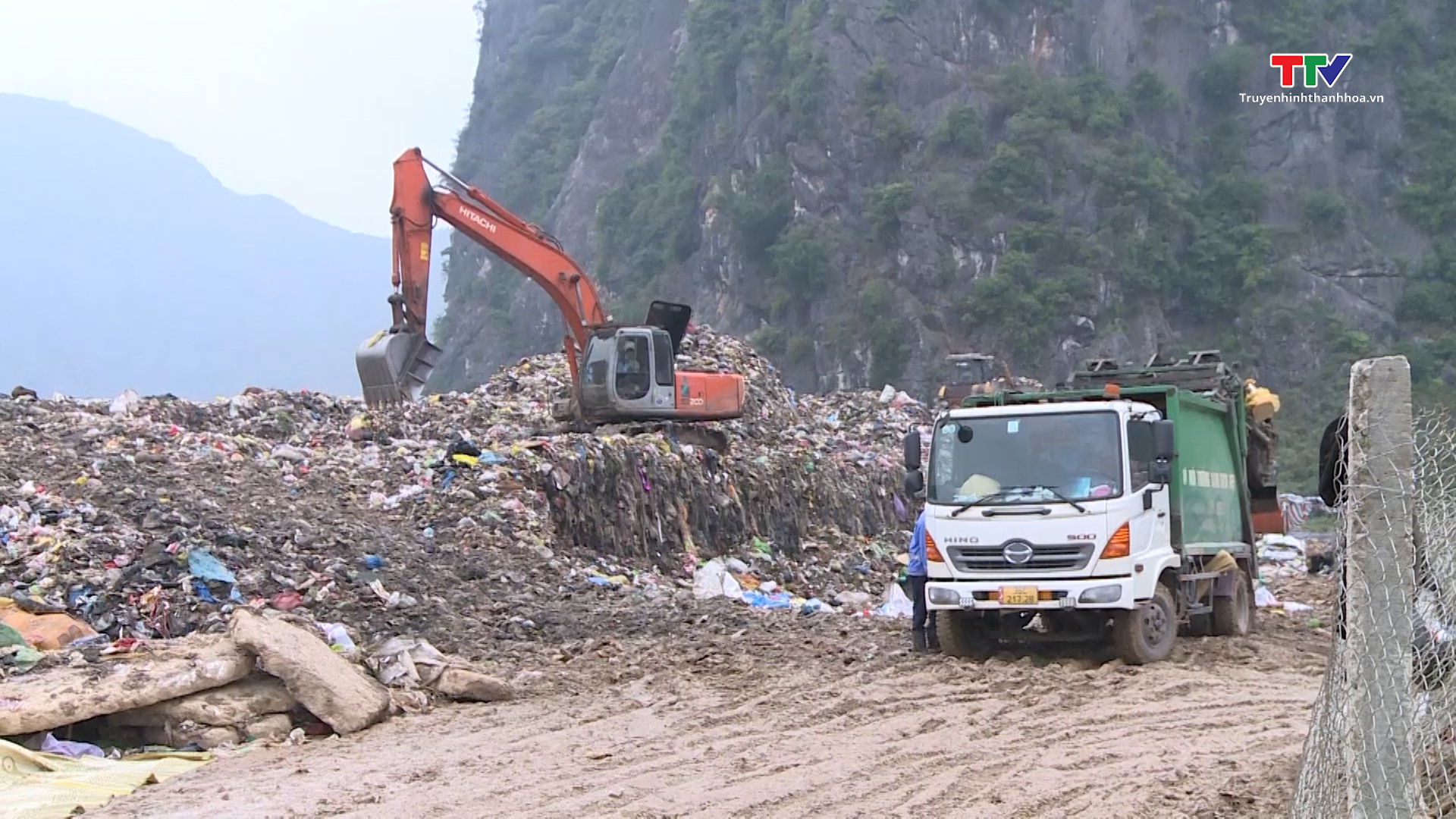 Cần có giải pháp chống quá tải và ô nhiễm môi trường ở bãi rác Đông Nam- Ảnh 2.