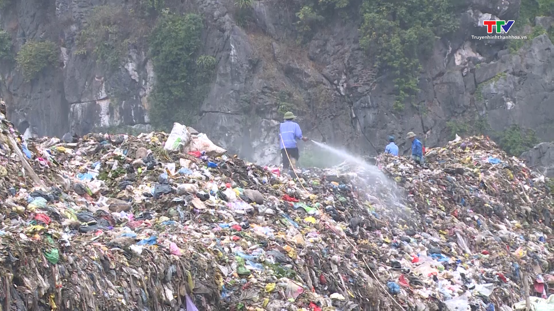 Cần có giải pháp chống quá tải và ô nhiễm môi trường ở bãi rác Đông Nam- Ảnh 3.