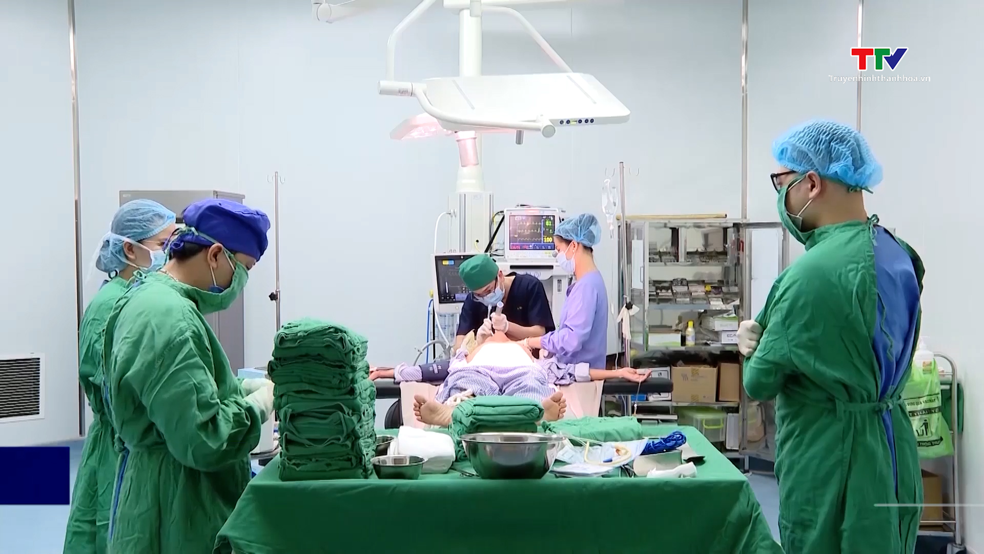 Bệnh viện Ung bướu tỉnh Thanh Hoá thực hiện thường quy phẫu thuật nội soi cắt dạ dày- Ảnh 1.