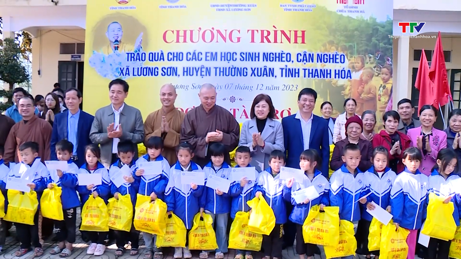 Trao tặng 650 suất quà cho các em học sinh nghèo, cận nghèo xã Lương Sơn- Ảnh 1.