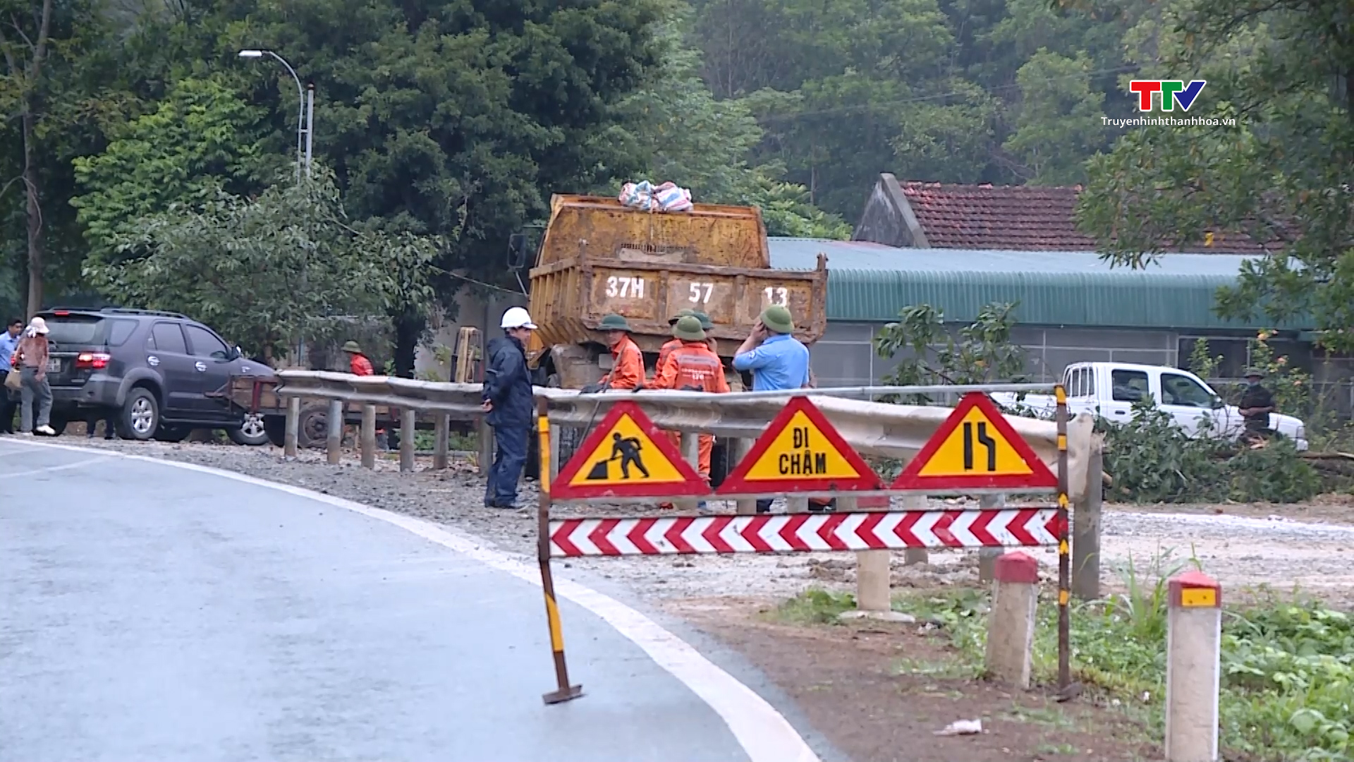 Cần ngăn chặn sớm tình trạng đấu nối trái phép và lấn chiếm hành lang giao thông đường bộ tuyến đường Hồ Chí Minh- Ảnh 1.