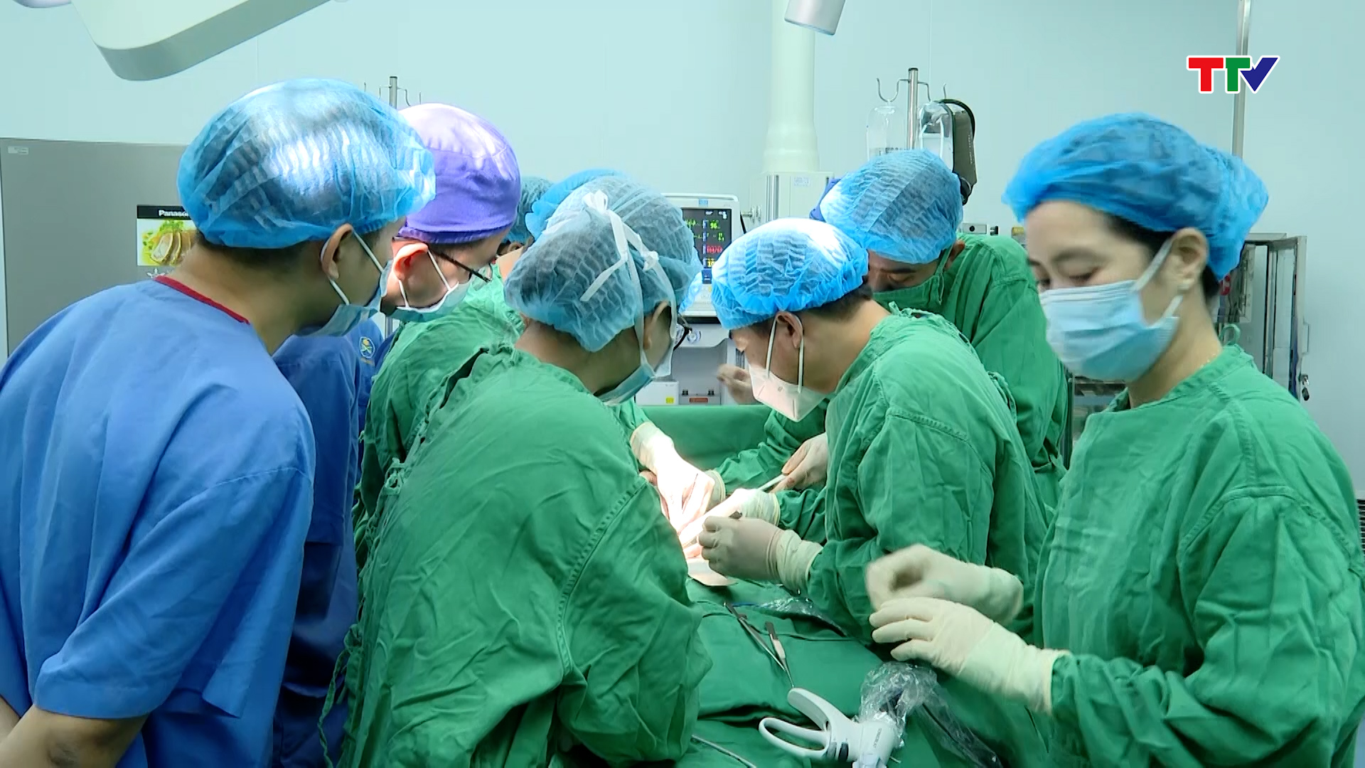 Bệnh viên Ung Bướu Thanh Hóa phối hợp với tuyến bệnh viện Trung Ương nâng cao kỹ thuật trong điều trị bệnh - Ảnh 2.