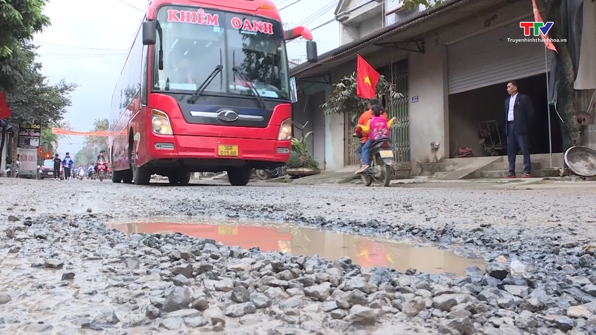 Tuyến đường liên xã Yên Tâm- Yên Phú, huyện Yên Định xuống cấp gây mất an toàn giao thông - Ảnh 2.