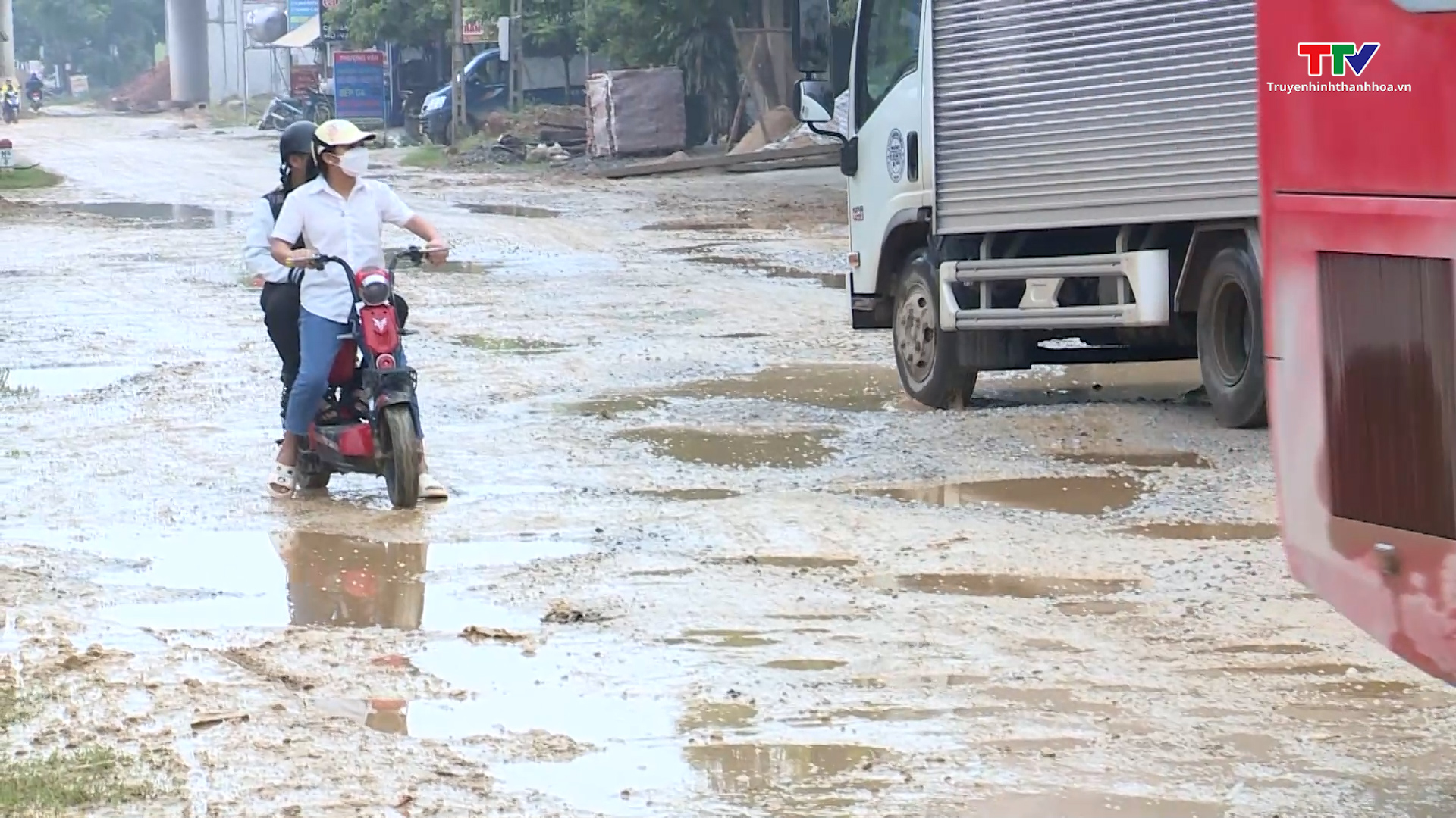 Nhiều tuyến đường trên địa bàn tỉnh Thanh Hoá xuống cấp khi thi công cao tốc Bắc - Nam  - Ảnh 2.