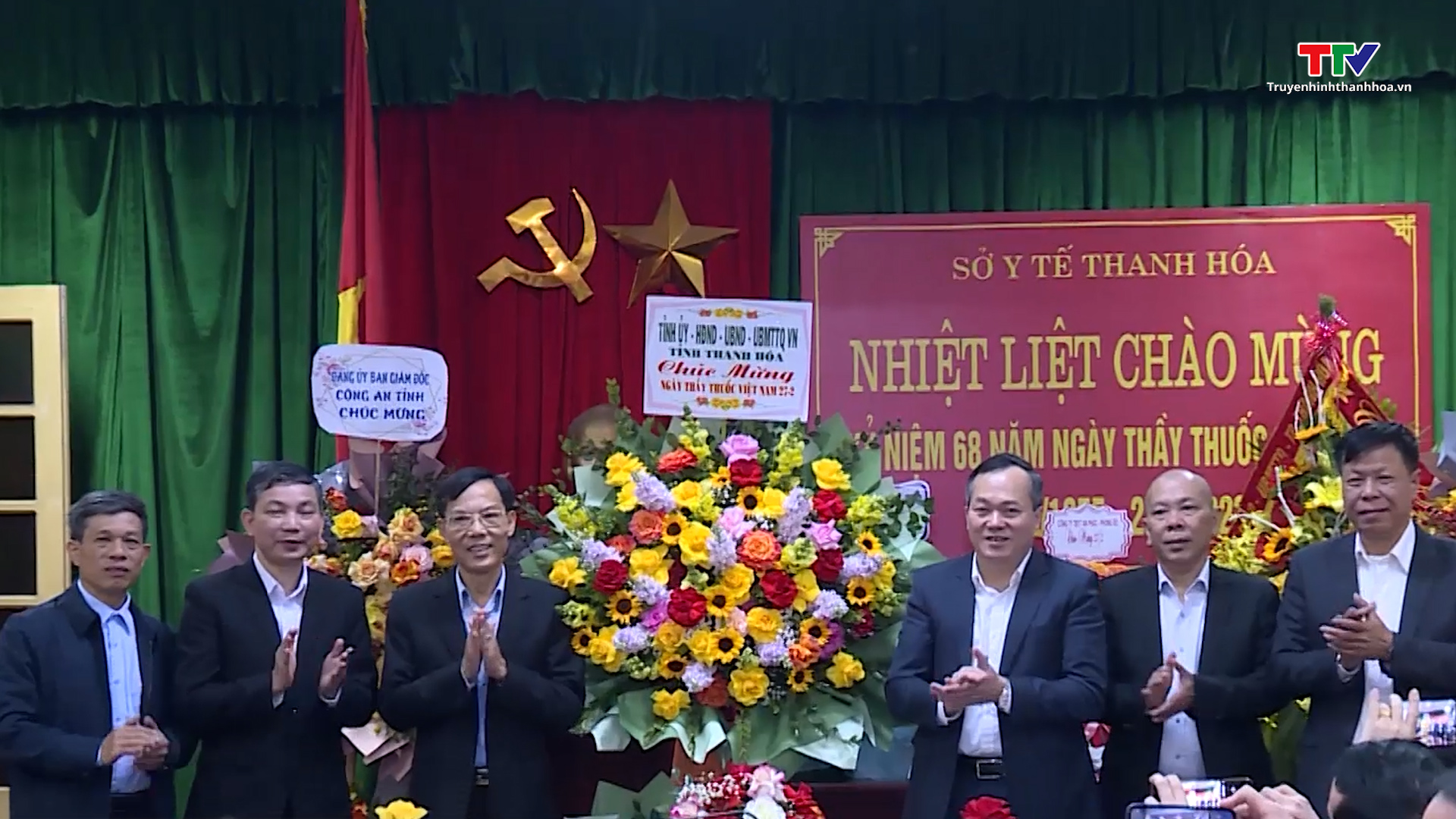 Phó Chủ tịch UBND tỉnh Đầu Thanh Tùng chúc mừng
ngày Thầy thuốc Việt Nam
 - Ảnh 2.