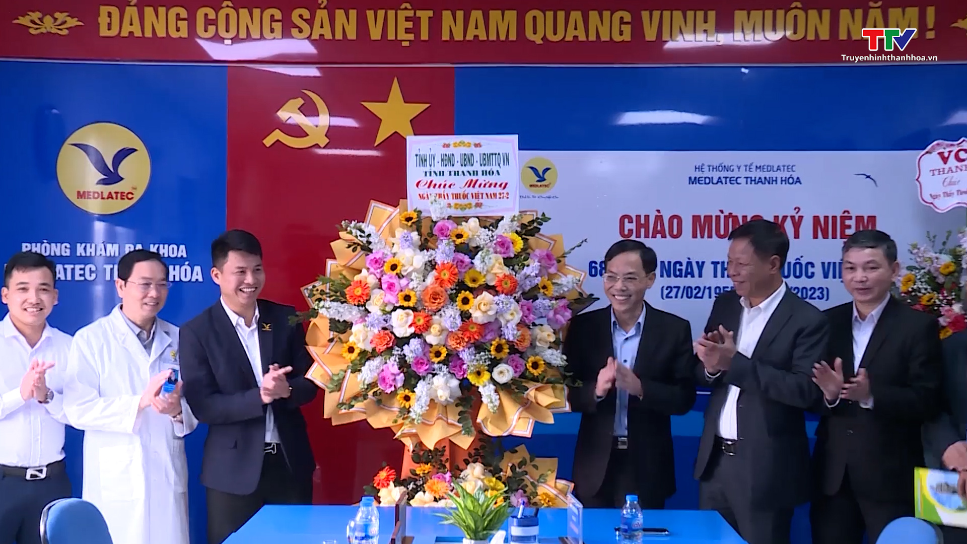Phó Chủ tịch UBND tỉnh Đầu Thanh Tùng chúc mừng
ngày Thầy thuốc Việt Nam
 - Ảnh 4.
