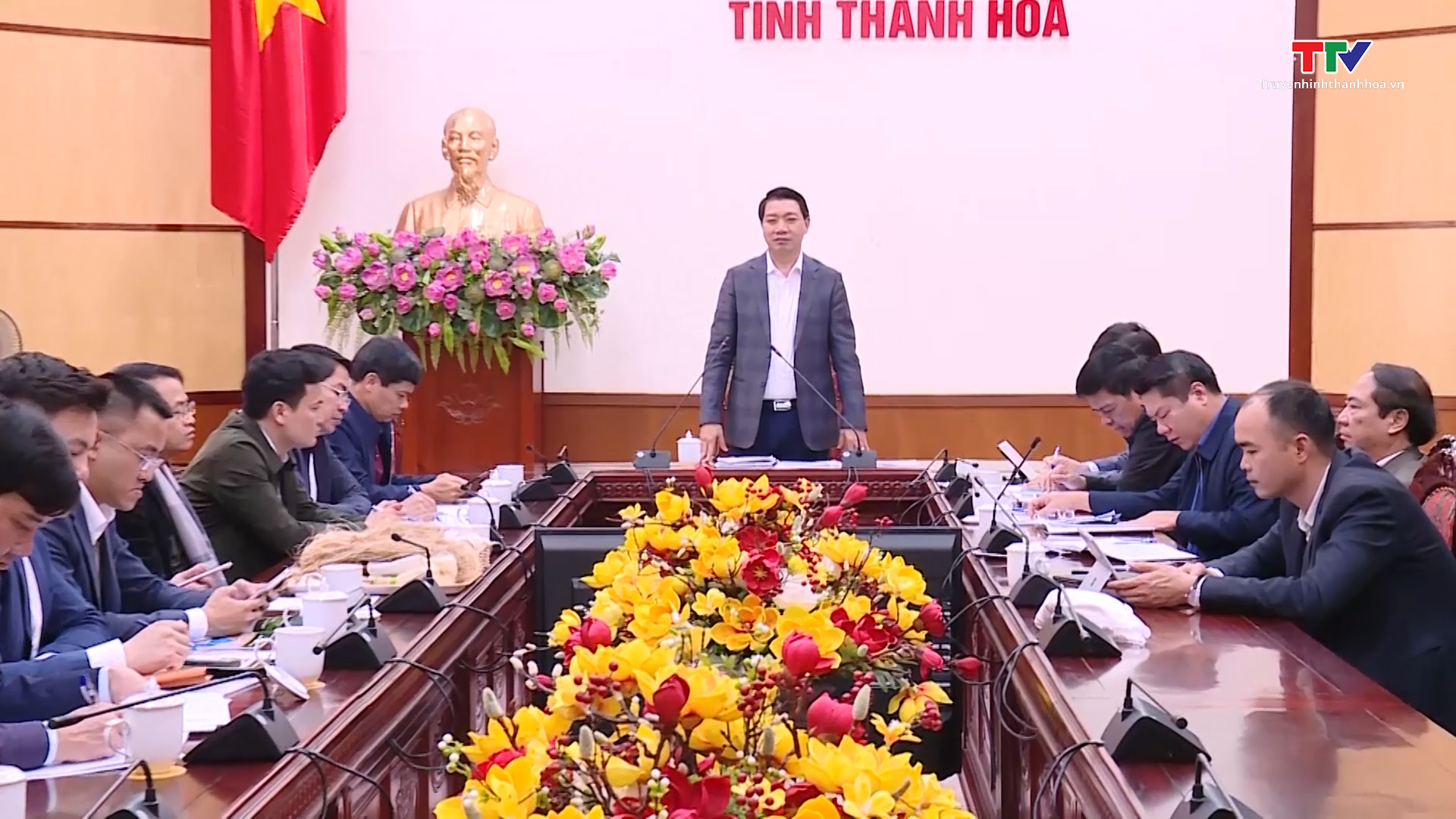 Phó Chủ tịch  UBND tỉnh Lê Đức Giang nghe báo cáo về dự án Nhà máy sản xuất sợi dệt và tinh bột chuối - Ảnh 2.