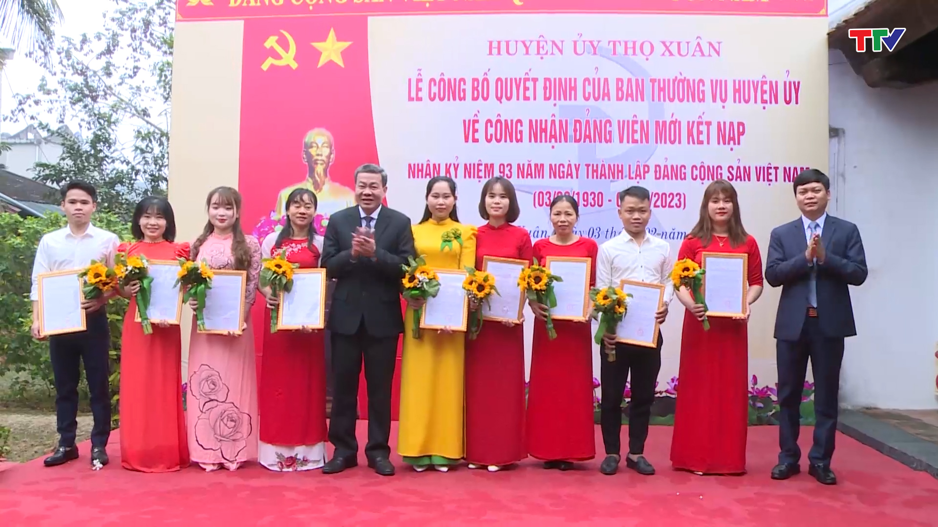 Huyện Thọ Xuân công bố Quyết định công nhận đảng viên mới - Ảnh 1.