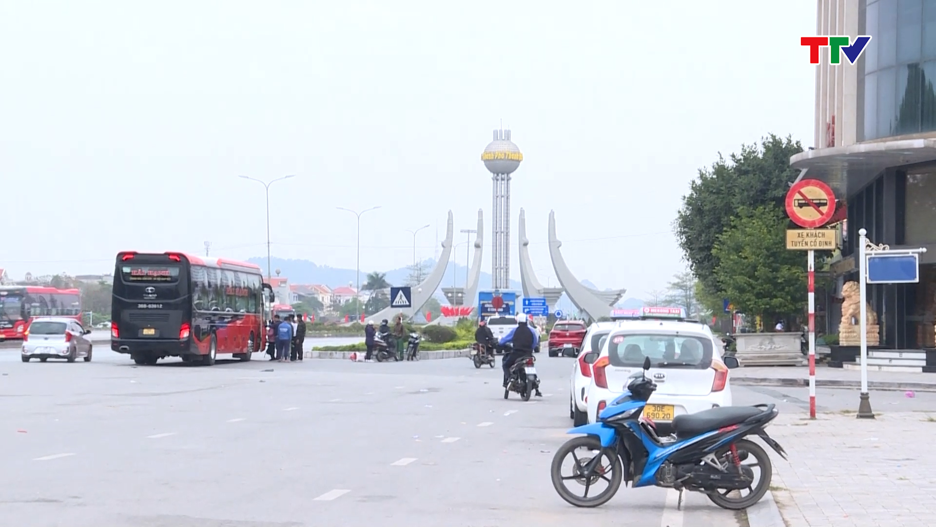 Cần xử lý dứt điểm tình trạng xe ô tô khách dừng, đỗ trái quy định trên tuyến đường tránh quốc lộ 1A qua thành phố Thanh Hóa - Ảnh 3.
