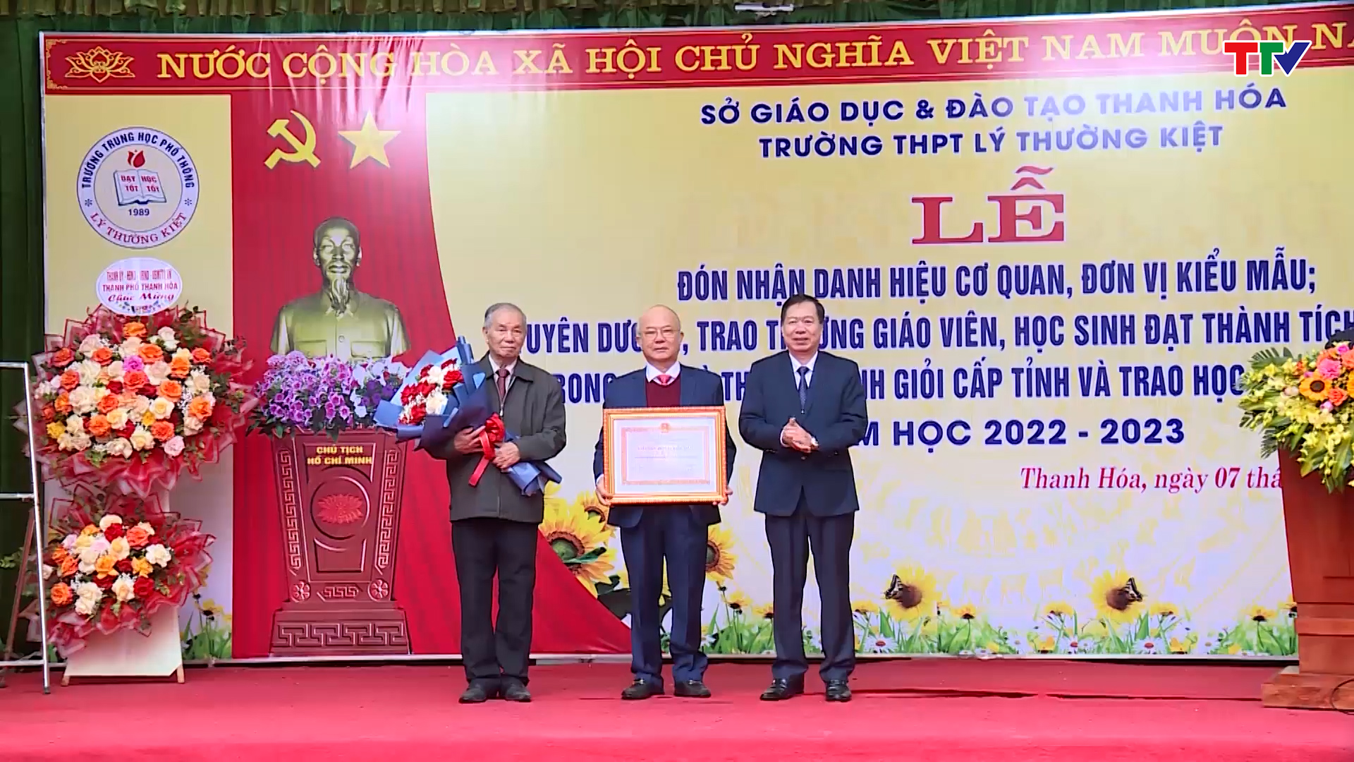 
Trường THPT Lý Thường Kiệt đón nhận danh hiệu cơ quan, đơn vị kiểu mẫu
 - Ảnh 2.