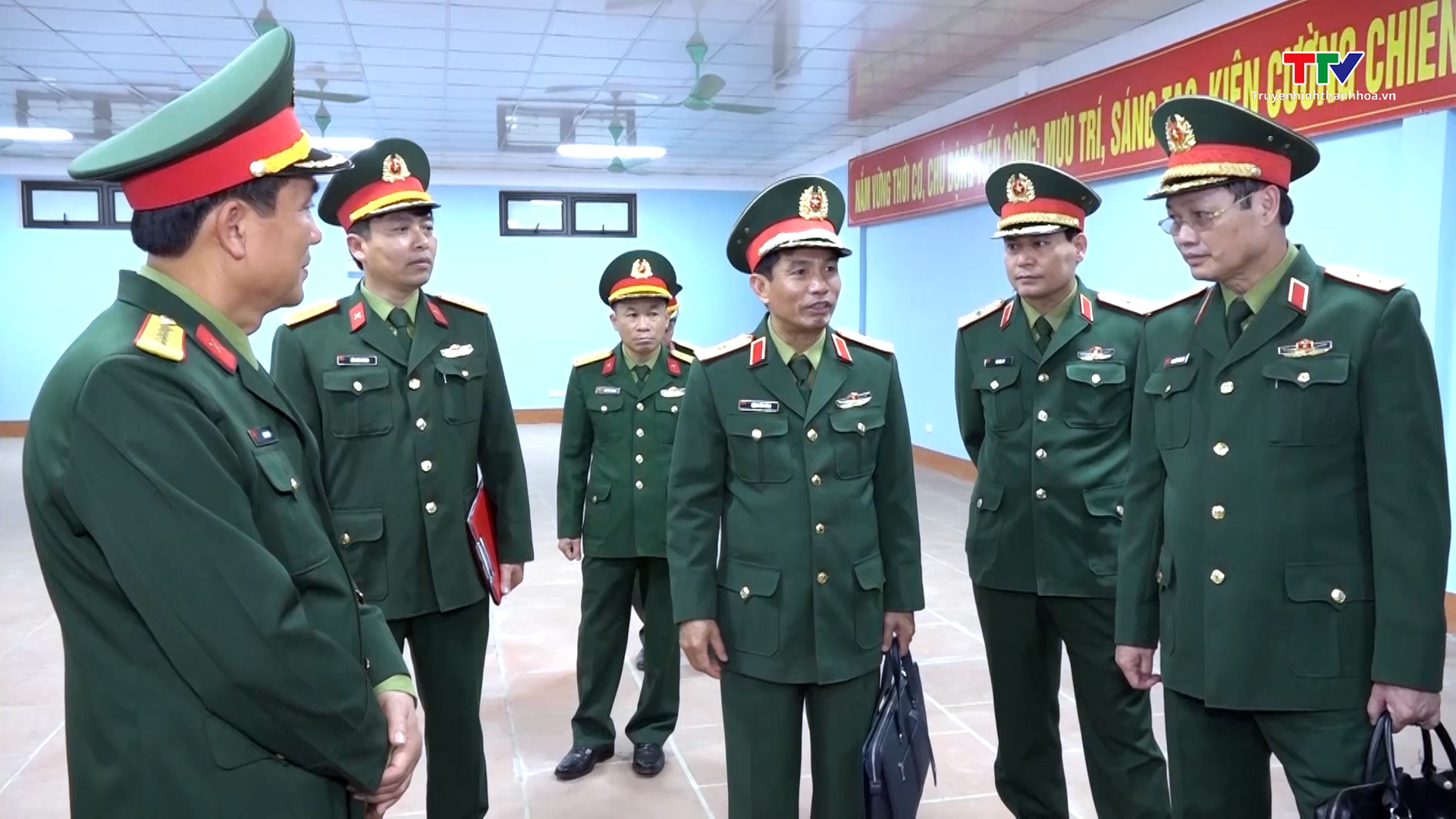 Bộ Tư lệnh Quân Khu 7 tham quan Sở chỉ huy diễn tập 
khu vực phòng thủ tỉnh Thanh Hóa - Ảnh 3.