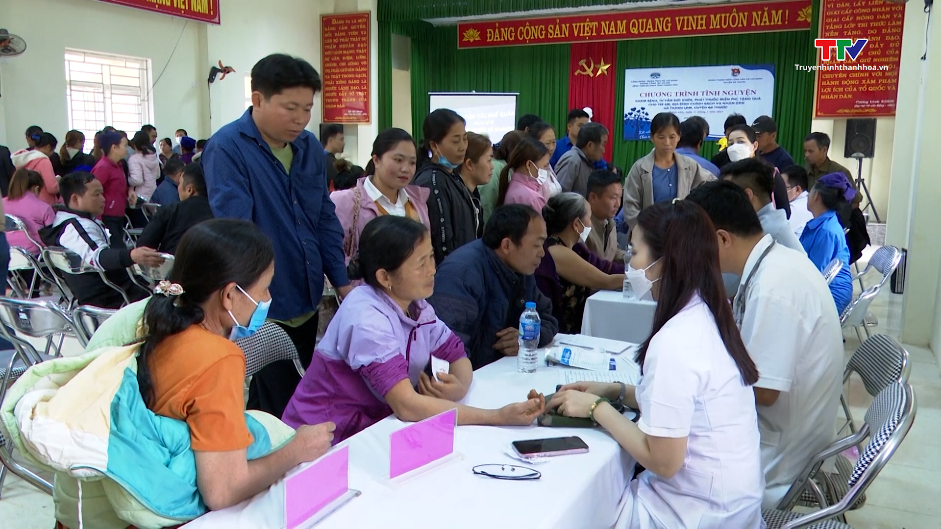 Người dân thuộc hộ nghèo, gia đình chính sách, trẻ em xã Thành Lâm, huyện Bá Thước được khám, tư vấn, cấp phát thuốc miễn phí  - Ảnh 2.