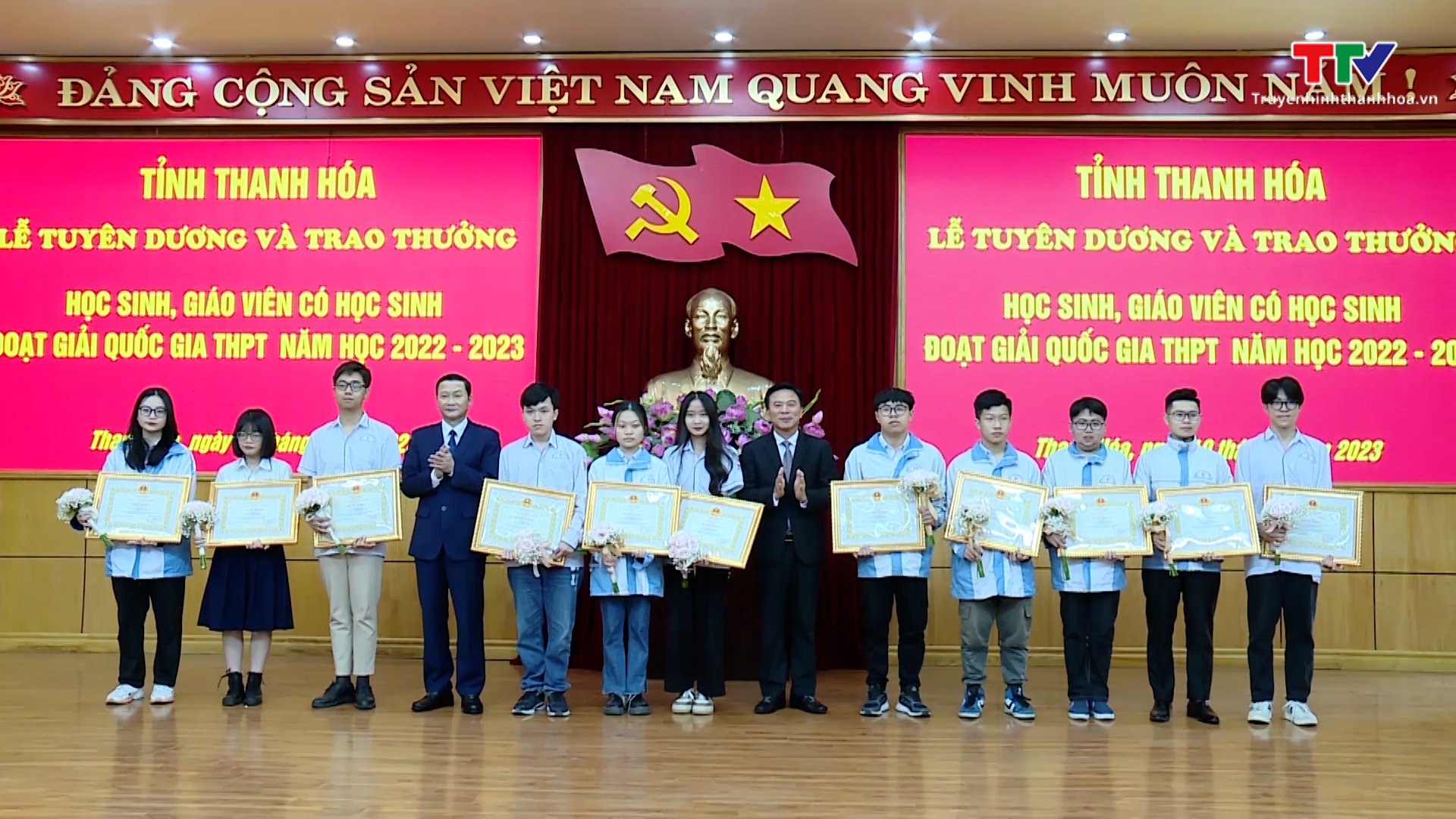 Tỉnh Thanh Hóa tuyên dương và trao thưởng học sinh, giáo viên  có học sinh đoạt giải quốc gia THPT năm học 2022 - 2023 - Ảnh 8.