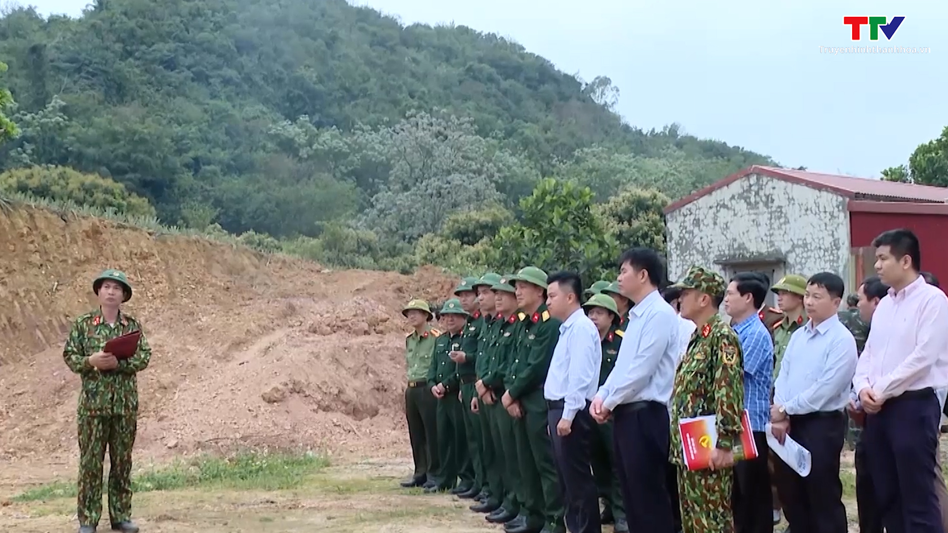 Chỉ huy trưởng Bộ CHQS tỉnh giao nhiệm vụ diễn tập tại huyện Nga Sơn và Thị xã Bỉm Sơn - Ảnh 2.