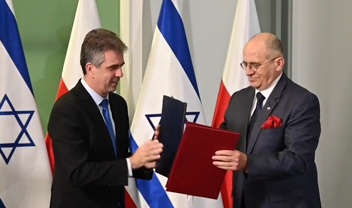 Israel và Ba Lan ký thỏa thuận chấm dứt khủng hoảng ngoại giao - Ảnh 1.