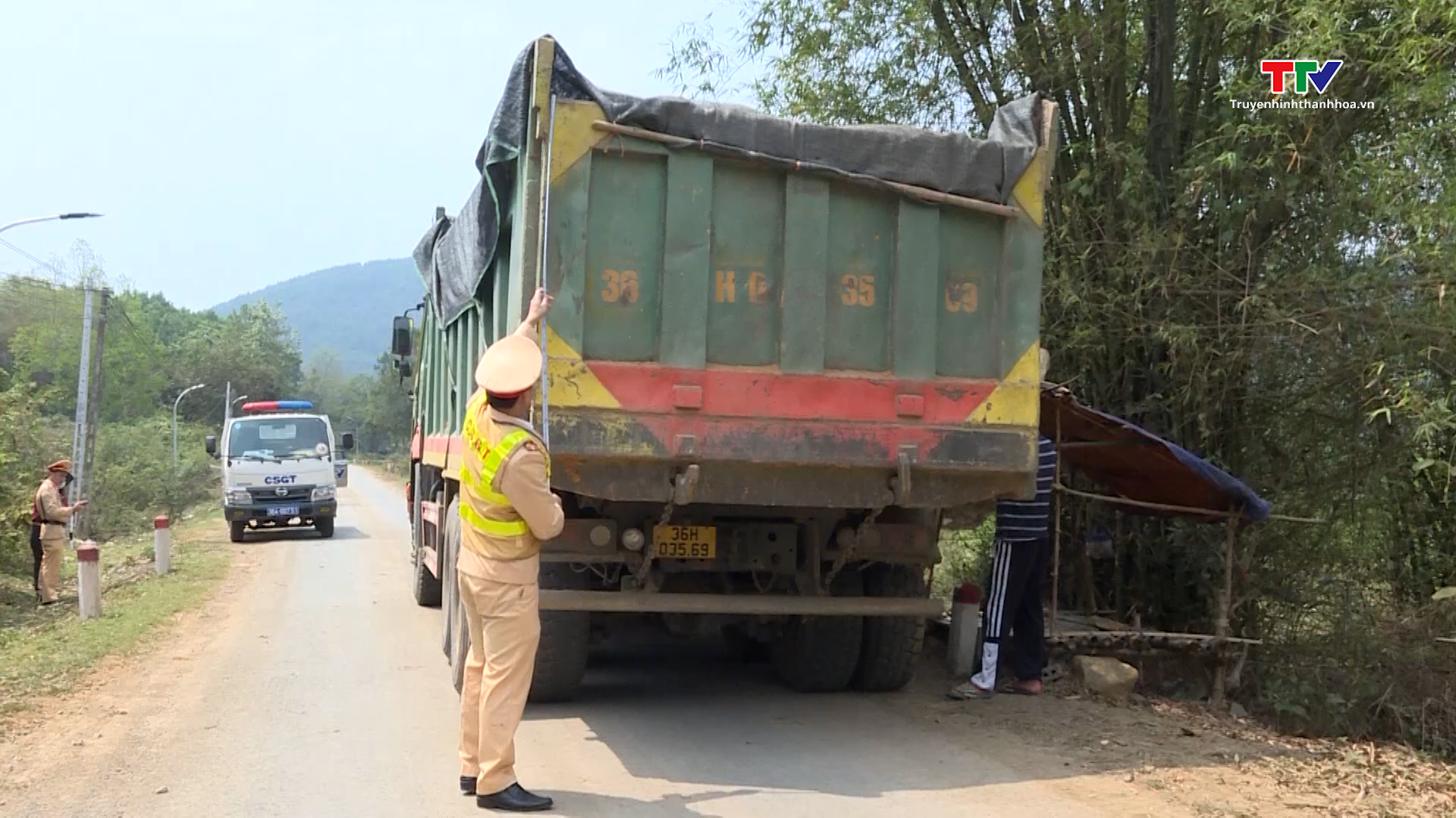 Chấn chỉnh tình trạng xe chở đất gây mất an toàn giao thông trên đường tỉnh 523C  - Ảnh 2.