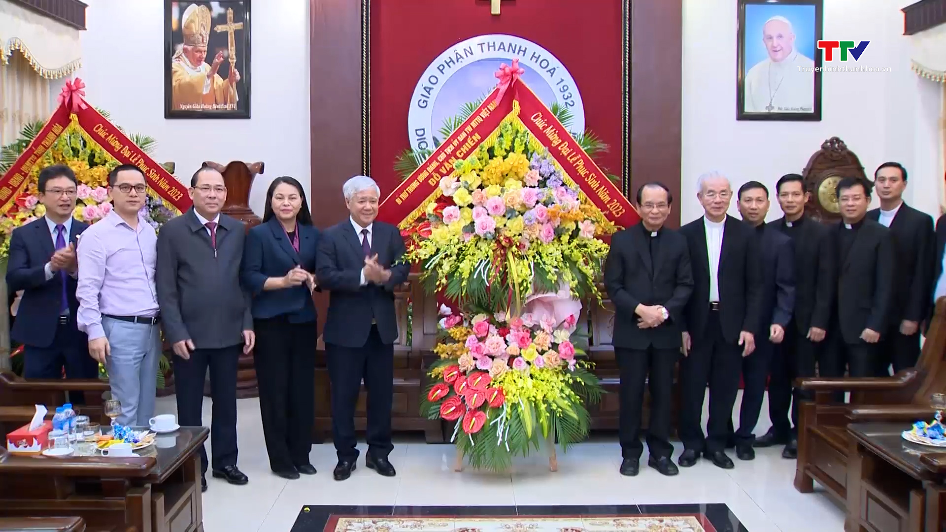 Lãnh đạo Ủy ban Trung ương Mặt trận tổ quốc Việt Nam và lãnh đạo tỉnh chúc mừng Tòa giám mục Thanh Hóa - Ảnh 2.