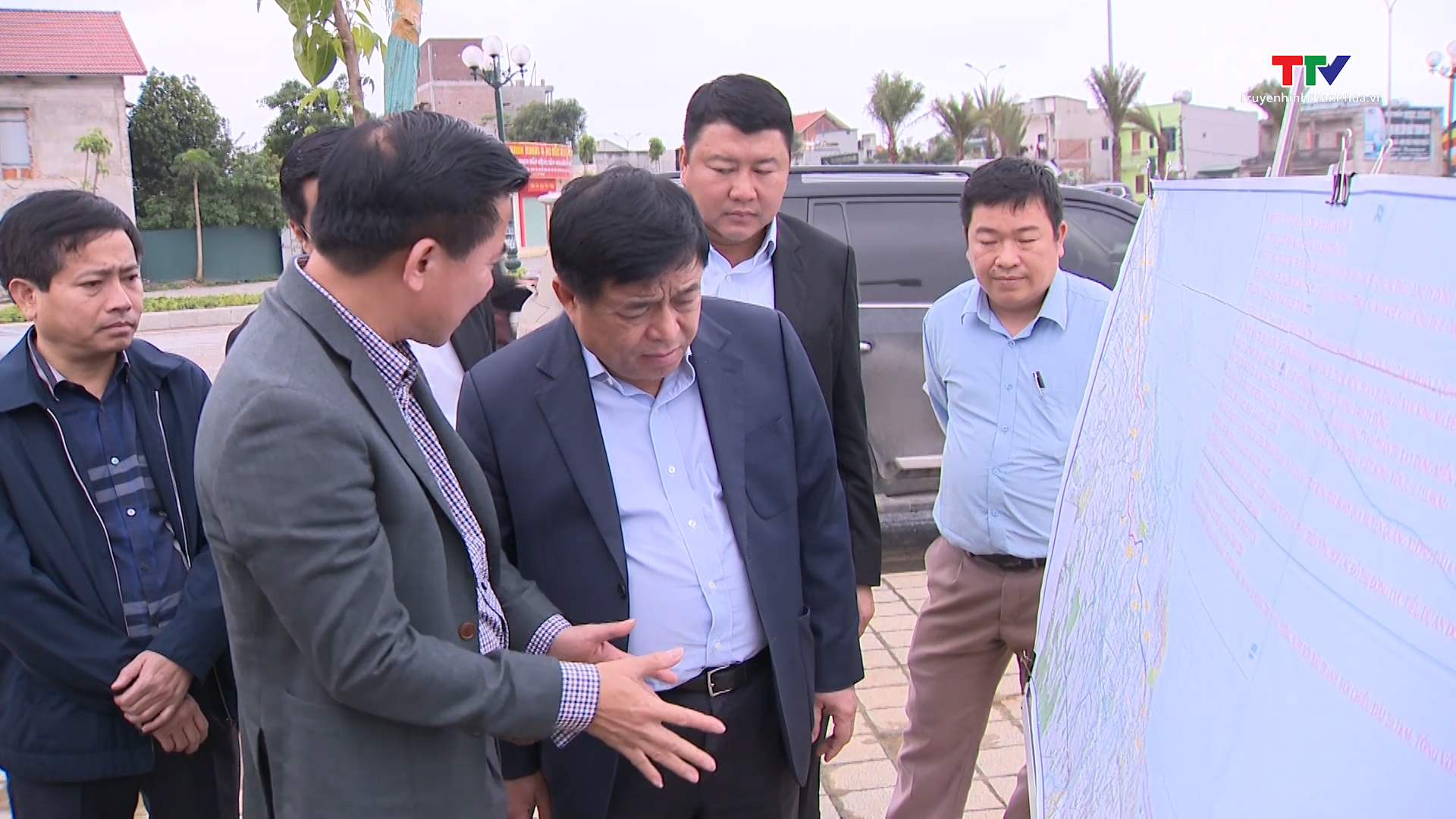 Bộ trưởng Bộ Kế hoạch và Đầu tư kiểm tra tiến độ thi công dự án tuyến đường bộ ven biển đoạn qua tỉnh Thanh Hóa - Ảnh 3. Bộ trưởng Bộ Kế hoạch và Đầu tư kiểm tra tiến độ thi công dự án tuyến đường bộ ven biển đoạn qua tỉnh Thanh Hóa - Ảnh 3.