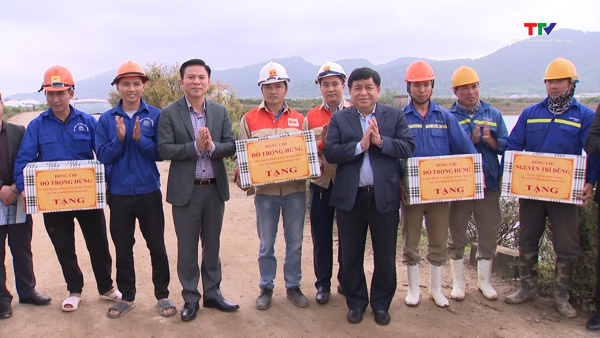 Bộ trưởng Bộ Kế hoạch và Đầu tư kiểm tra tiến độ thi công dự án tuyến đường bộ ven biển đoạn qua tỉnh Thanh Hóa - Ảnh 4. Bộ trưởng Bộ Kế hoạch và Đầu tư kiểm tra tiến độ thi công dự án tuyến đường bộ ven biển đoạn qua tỉnh Thanh Hóa - Ảnh 4.
