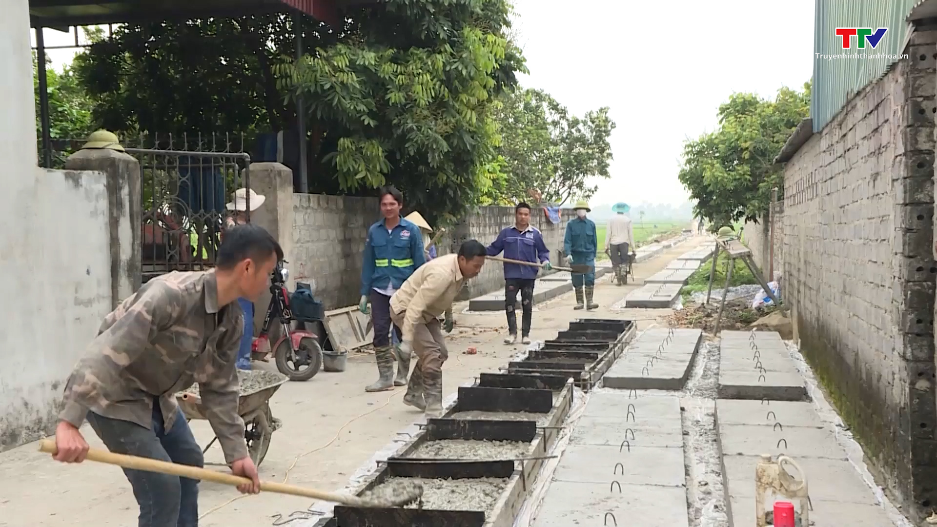 Xã Yên Ninh huy động sức dân để xây dựng giao thông nông thôn - Ảnh 2.