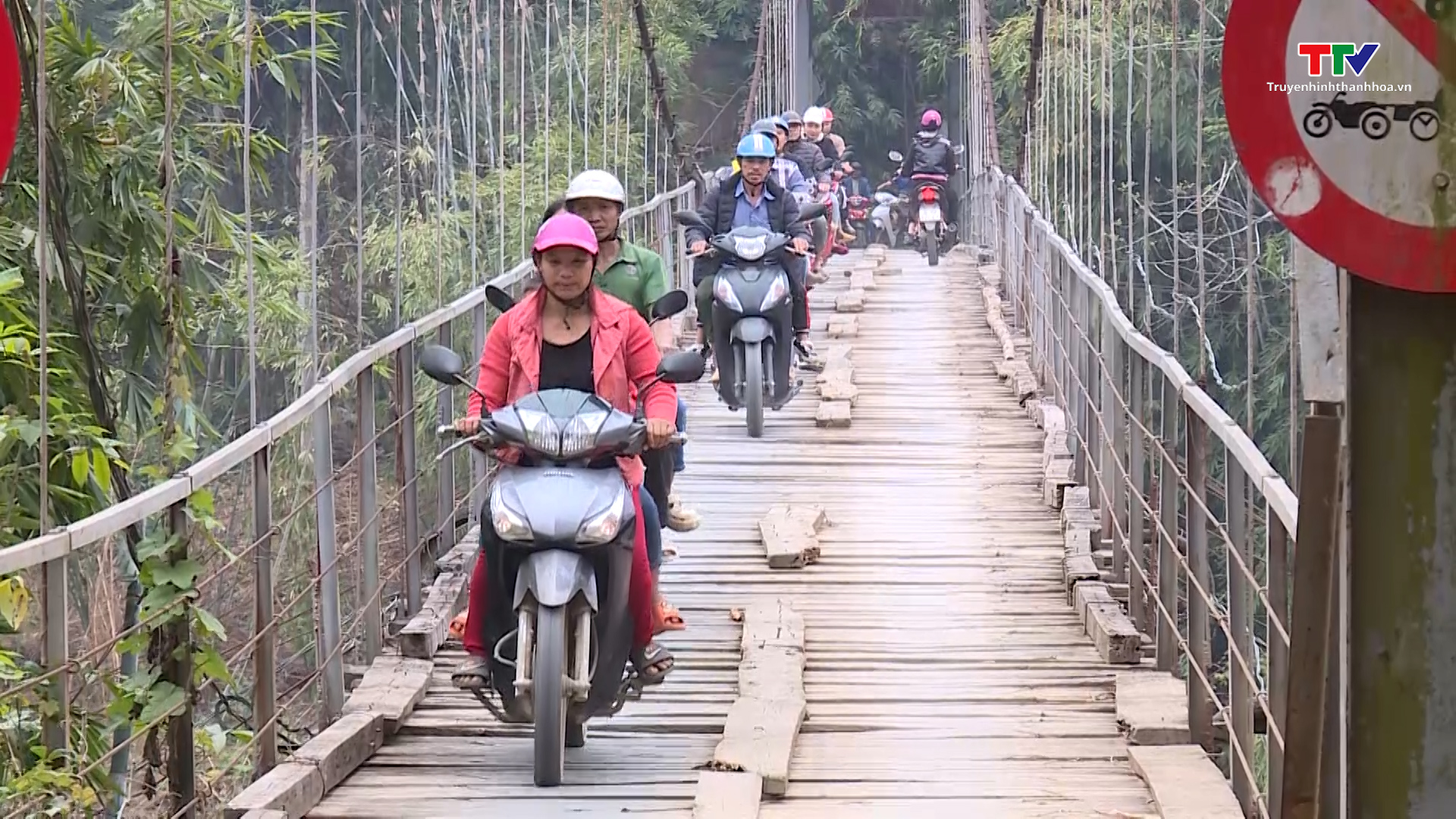 Cầu treo bản Hậu, xã Tam Lư, huyện Quan Sơn xuống cấp nghiêm trọng - Ảnh 4.