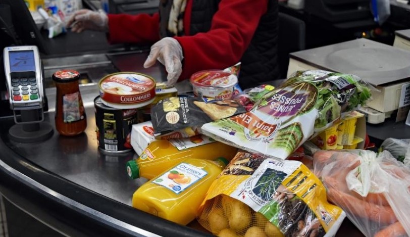 Pháp: Lạm phát khiến người thu nhập thấp phải cắt giảm bữa ăn  - Ảnh 1.