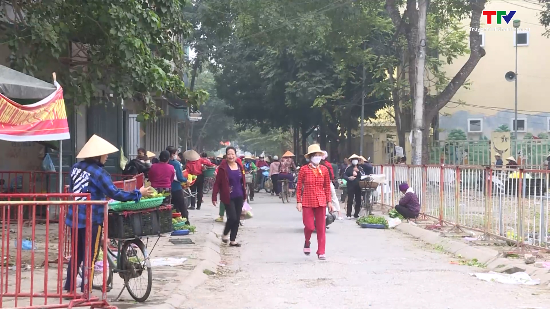 Khó khăn trong xóa bỏ chợ cóc, chợ tạm ở thành phố Thanh Hóa - Ảnh 4.