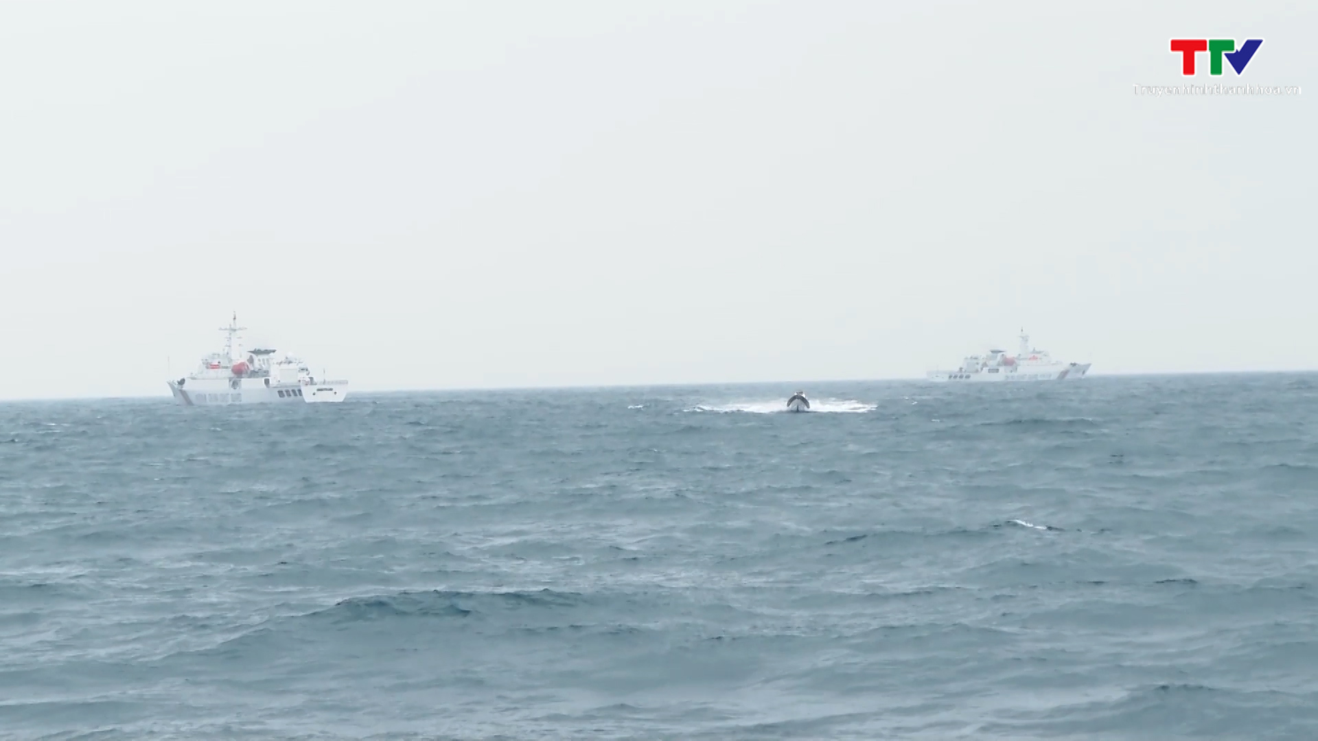 Cảnh sát biển Việt Nam và Trung Quốc tổ chức tuần tra trên vùng biển lân cận đường phân định Vịnh Bắc Bộ - Ảnh 2.
