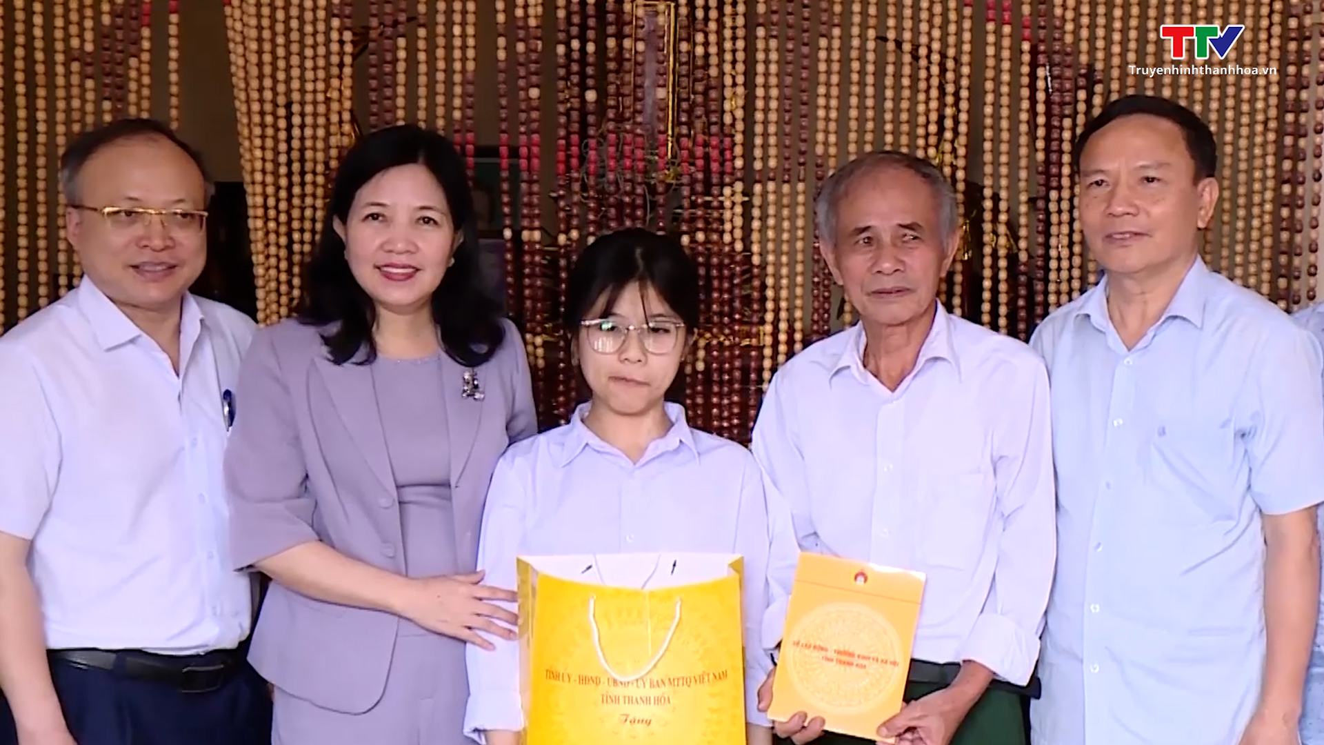 Đồng chí Phạm Thị Thanh Thủy tặng quà cho người khuyết tật và trẻ mồ côi - Ảnh 2.