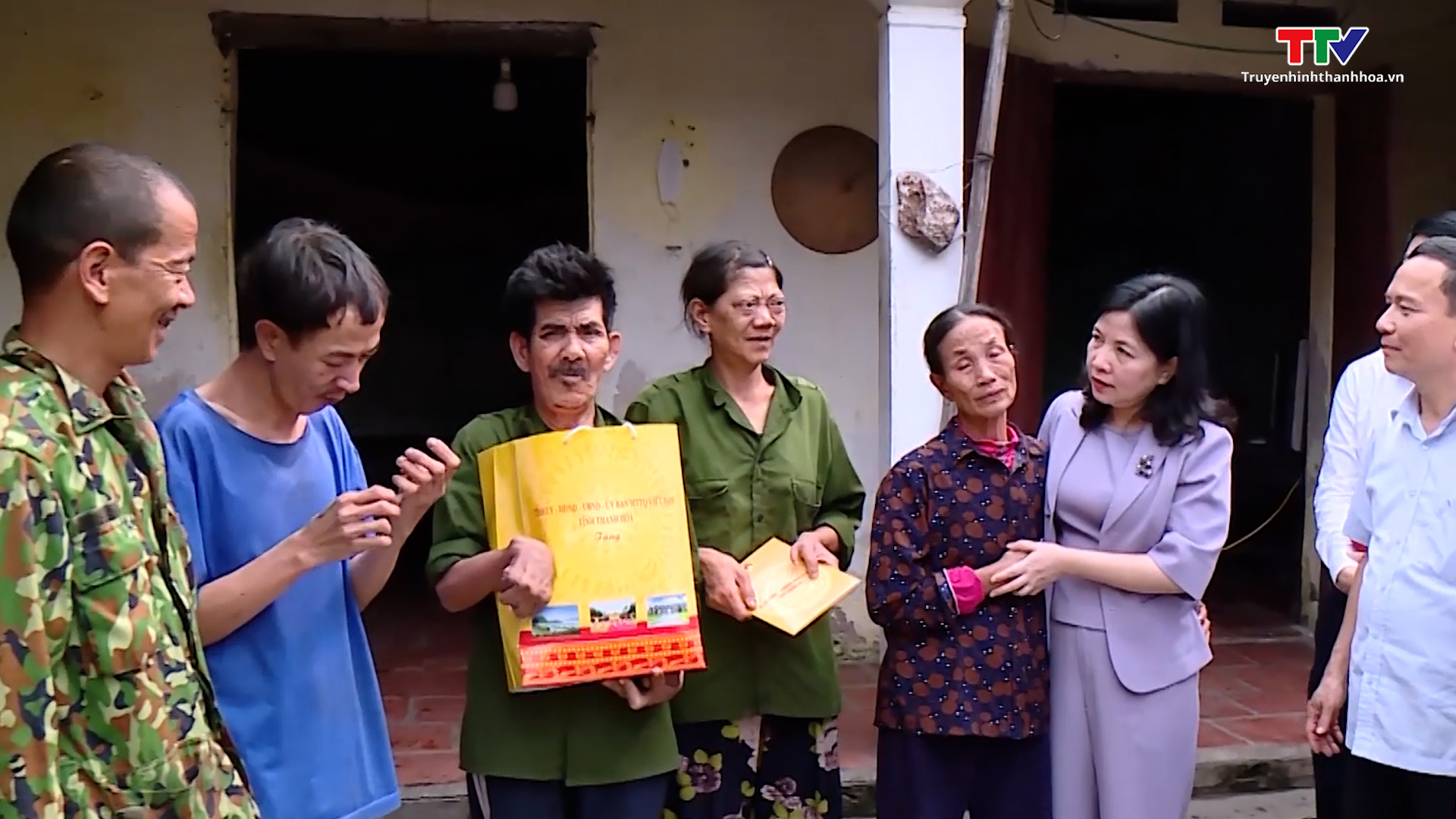 Đồng chí Phạm Thị Thanh Thủy tặng quà cho người khuyết tật và trẻ mồ côi - Ảnh 3.