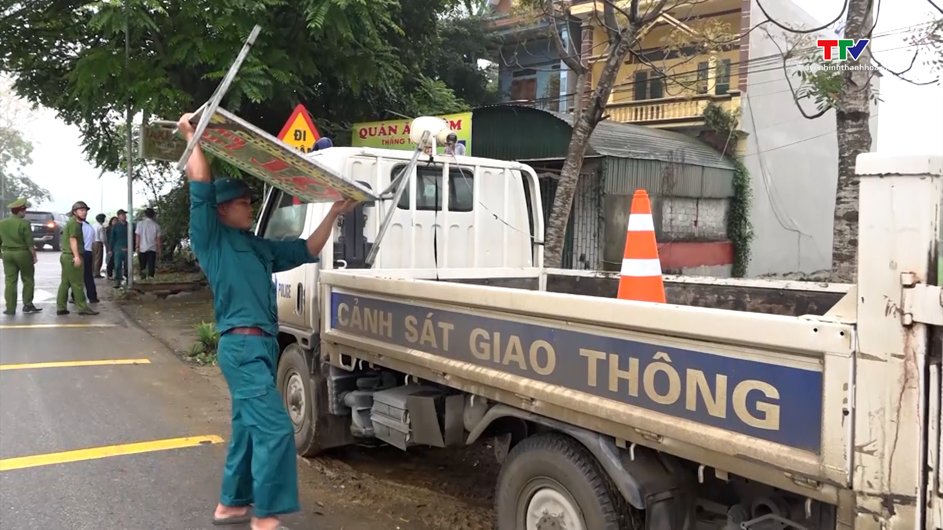 Huyện Vĩnh Lộc xử lý vi phạm lấn chiếm lòng lề đường trên tuyến Quốc lộ 217  - Ảnh 2.