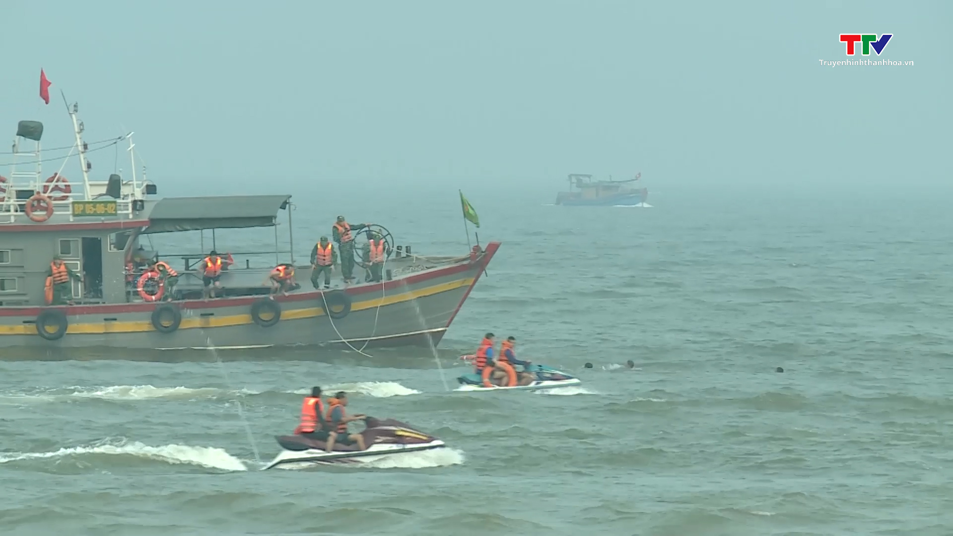 Diễn tập cứu nạn cứu hộ và sơ cấp cứu người bị nạn  trên biển Sầm Sơn 2023 - Ảnh 2.