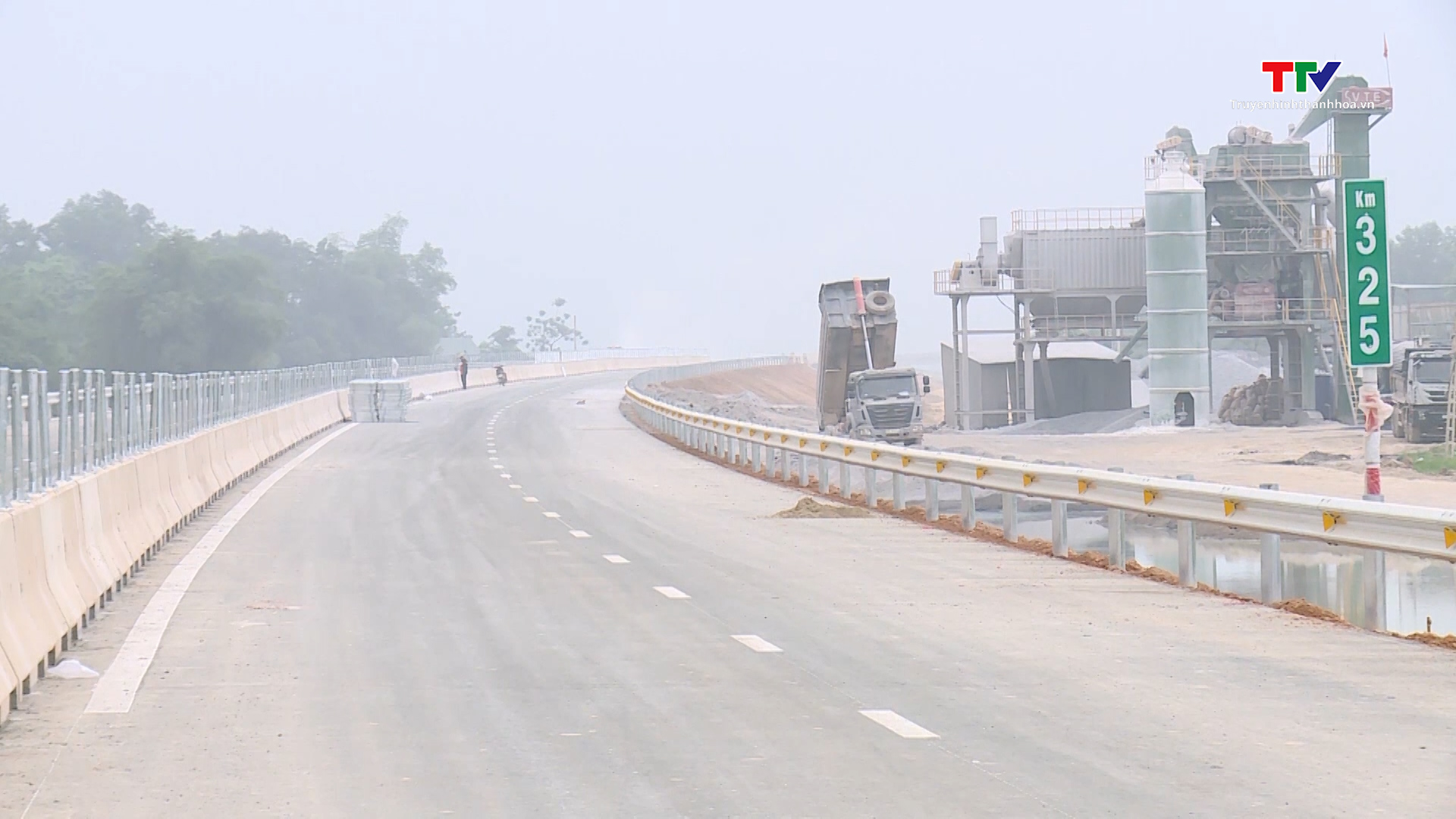 Lắp đặt hệ thống an toàn giao thông, chuẩn bị thông tuyến cao tốc Bắc - Nam, đoạn Mai Sơn- Quốc lộ 45 - Ảnh 3.