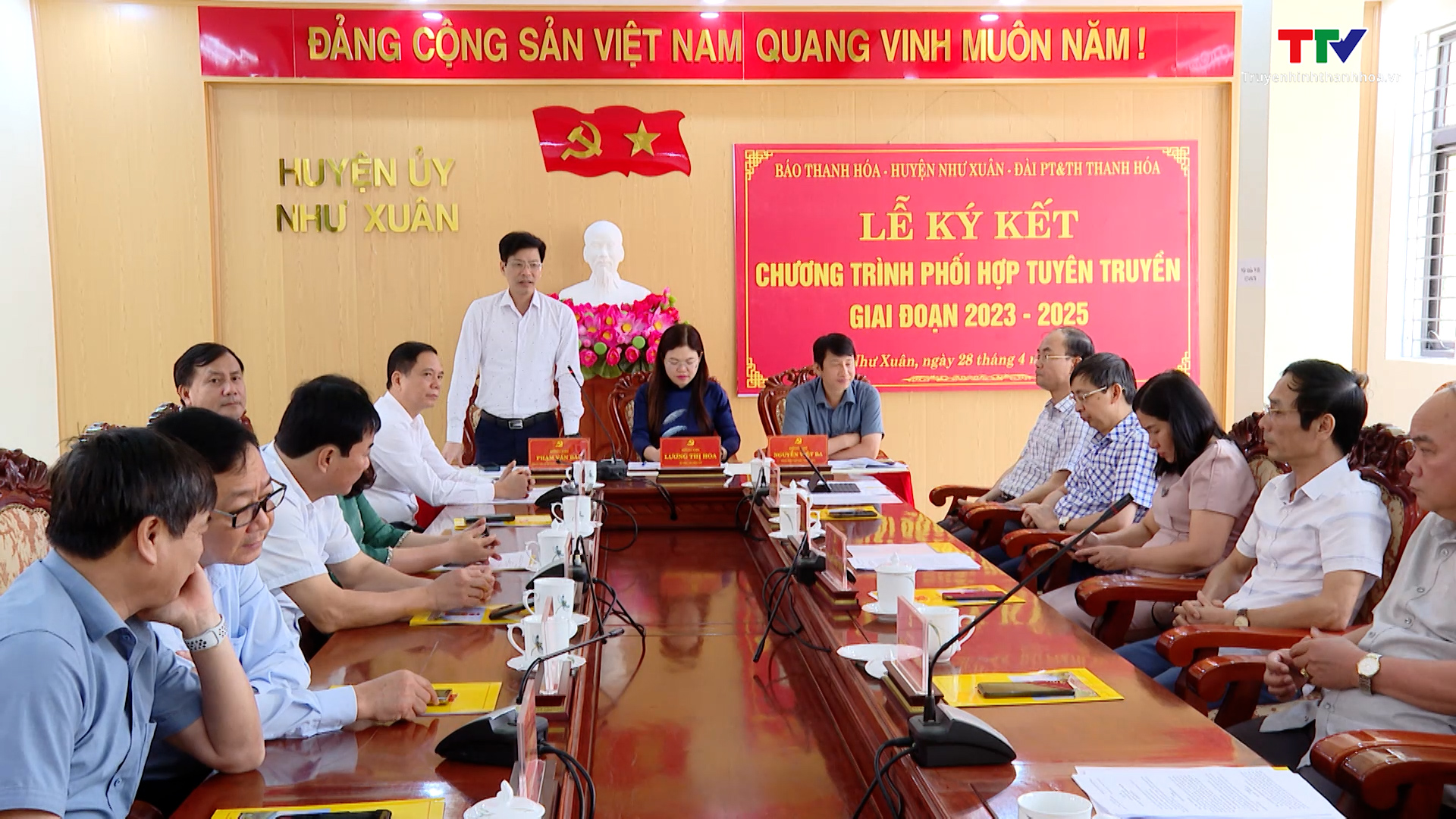Lễ ký kết chương trình phối hợp tuyên truyền giữa Báo Thanh Hóa, Đài Phát thanh và Truyền hình Thanh Hóa với huyện Như Xuân  - Ảnh 2.