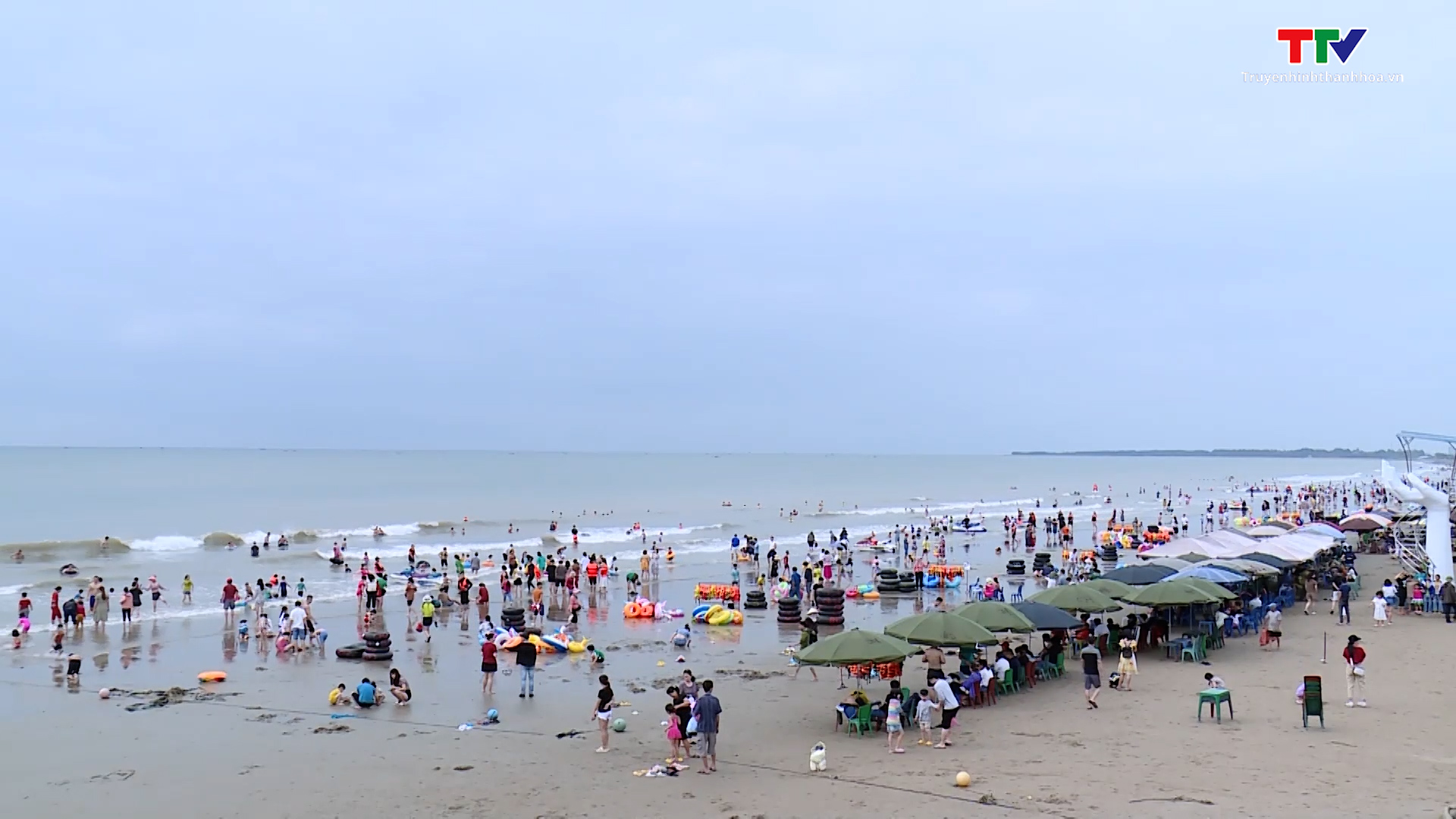 Biển Sầm Sơn và Hải Tiến thu hút khách du lịch trong dịp nghỉ lễ - Ảnh 3.