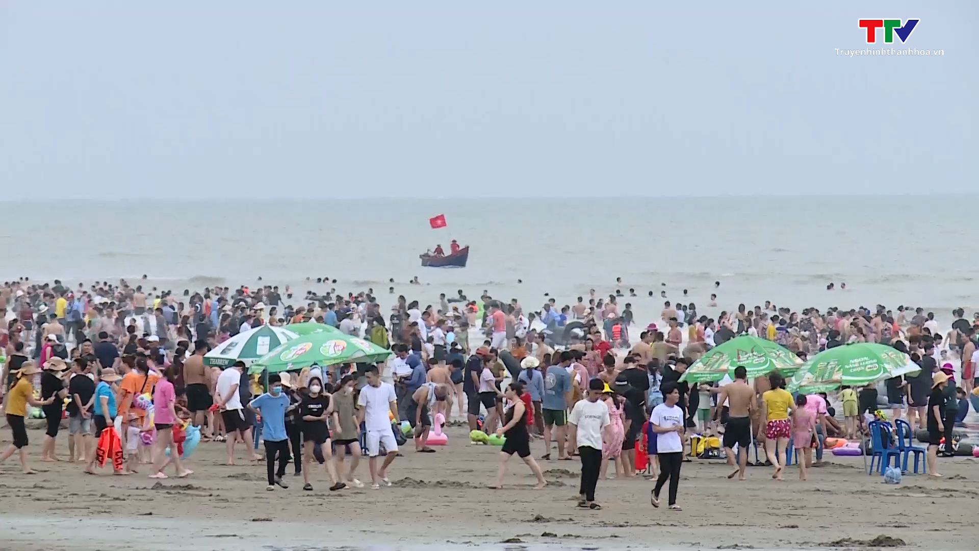 Biển Sầm Sơn và Hải Tiến thu hút khách du lịch trong dịp nghỉ lễ - Ảnh 2.