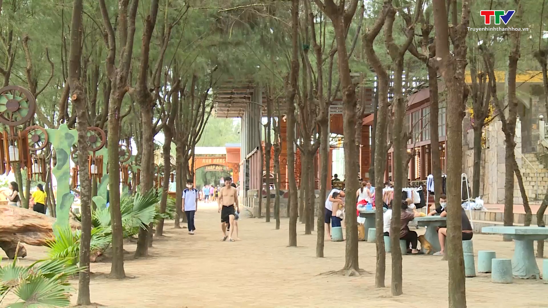 Khu du lịch biển Hải Hòa, Tiên Trang thu hút đông khách trong kỳ nghỉ lễ - Ảnh 3.