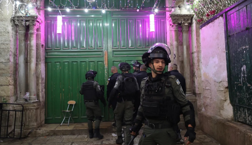 Cảnh sát Israel tiếp tục xông vào thánh địa Hồi giáo Al-Aqsa, Palestine và cộng đồng quốc tế lên tiếng phản đối - Ảnh 1.