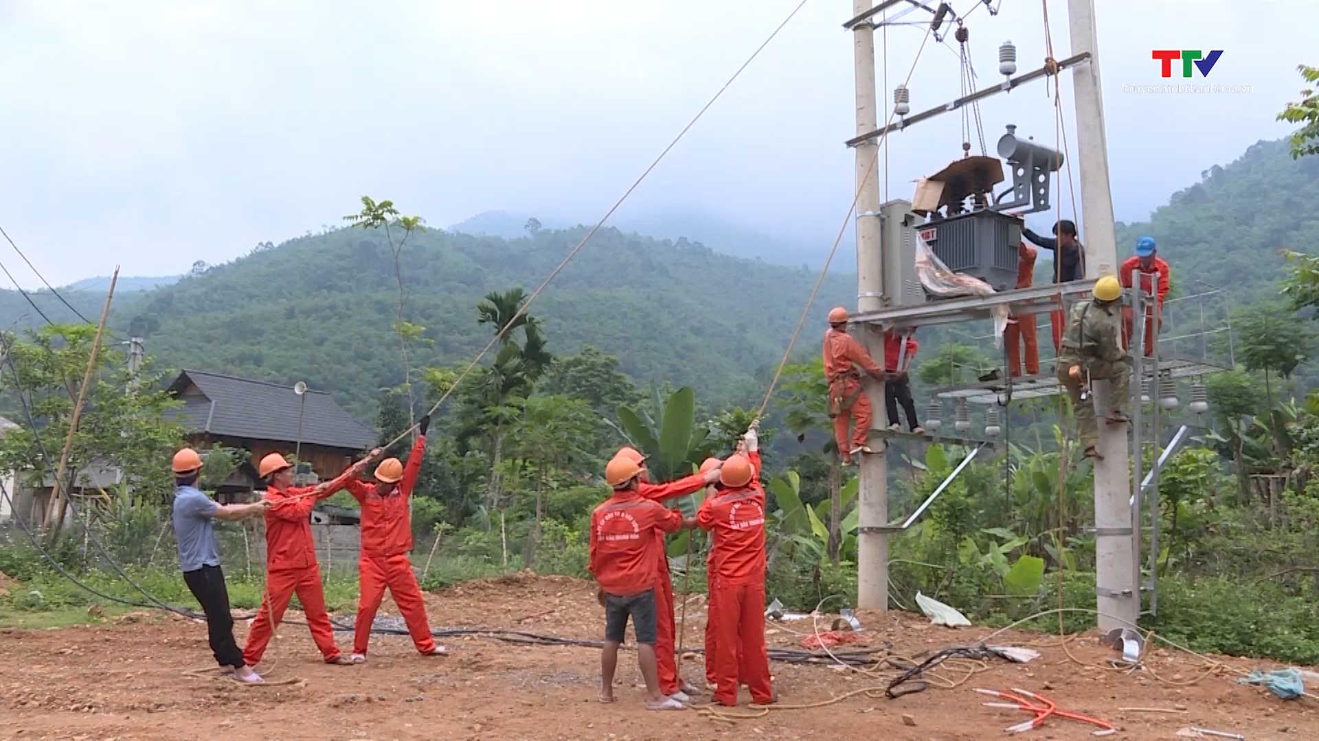 Khắc phục khó khăn hoàn thành tiêu chí điện trong xây dựng nông thôn mới ở các huyện miền núi Thanh Hoá - Ảnh 2.