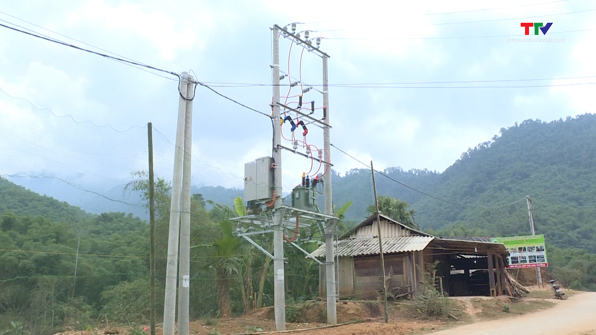 Khắc phục khó khăn hoàn thành tiêu chí điện trong xây dựng nông thôn mới ở các huyện miền núi Thanh Hoá - Ảnh 3.