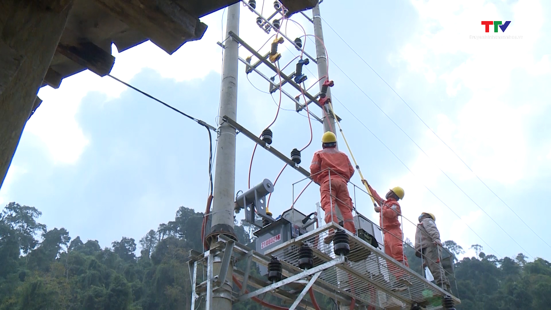 Khắc phục khó khăn hoàn thành tiêu chí điện trong xây dựng nông thôn mới ở các huyện miền núi Thanh Hoá - Ảnh 4.