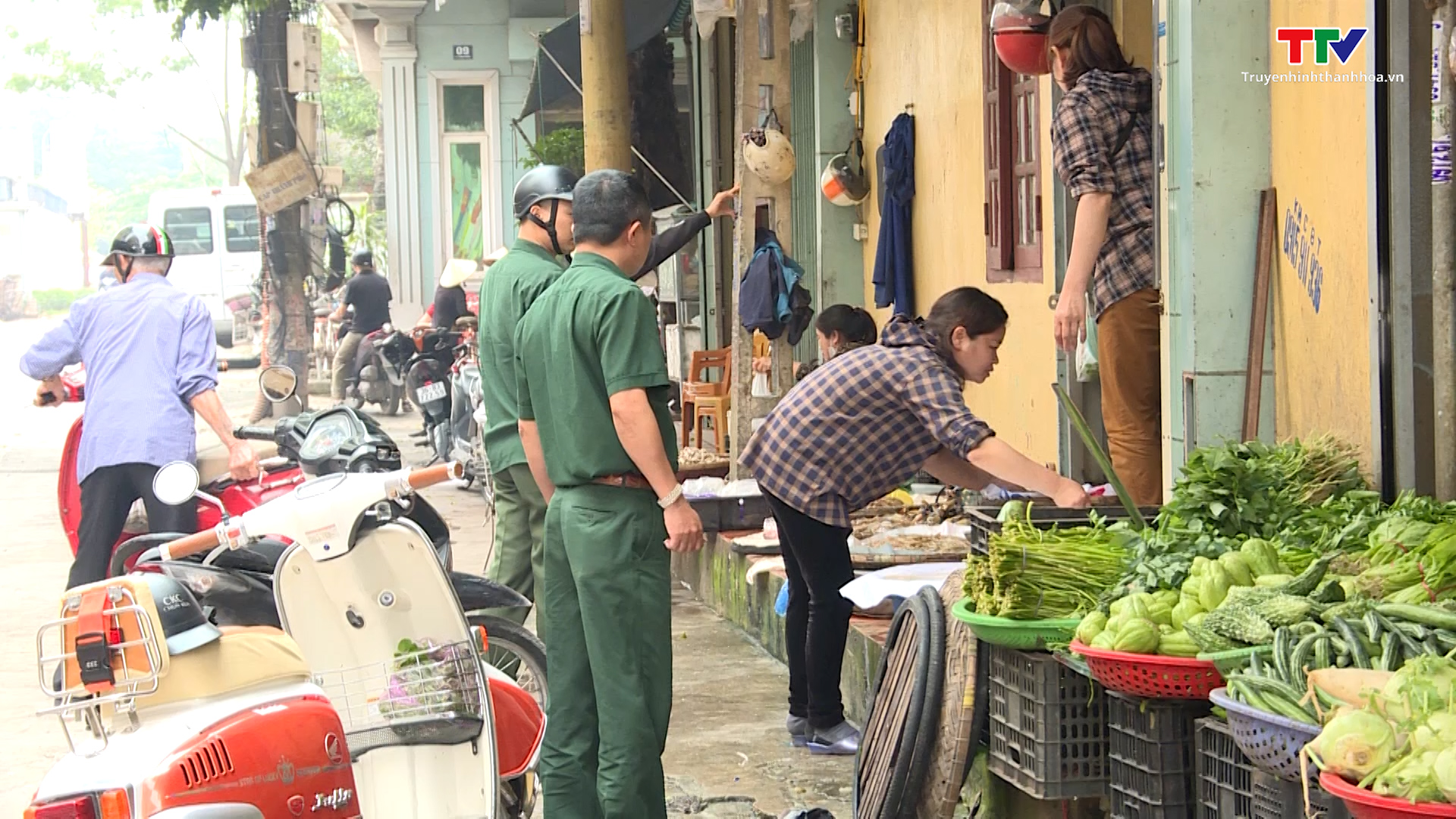 Thành phố Thanh Hoá tăng cường các giải pháp xoá bỏ chợ cóc, chợ tạm, xây dựng văn minh thương mại  - Ảnh 3.