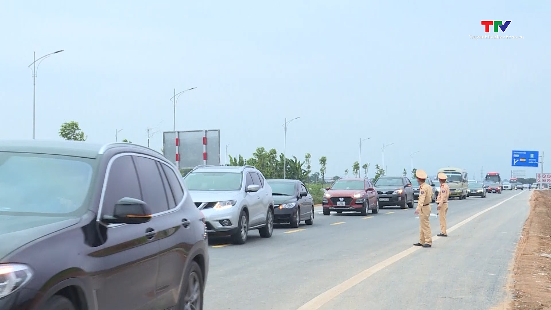 Ùn tắc cục bộ trên tuyến đường bộ cao tốc Bắc Nam, đoạn Mai Sơn- Quốc lộ 45 trong ngày đầu thông xe - Ảnh 4.