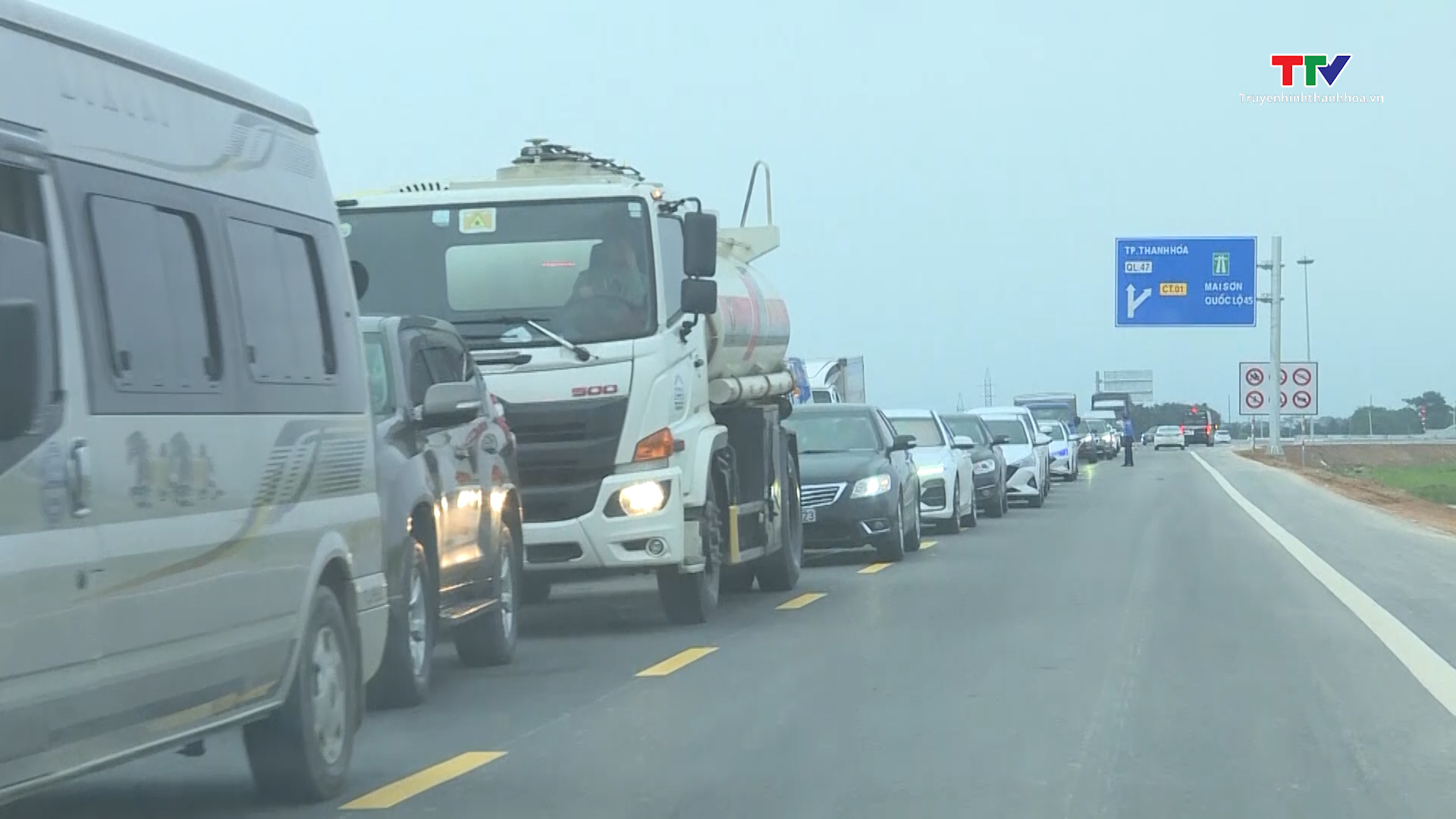 Ùn tắc cục bộ trên tuyến đường bộ cao tốc Bắc Nam, đoạn Mai Sơn- Quốc lộ 45 trong ngày đầu thông xe - Ảnh 5.
