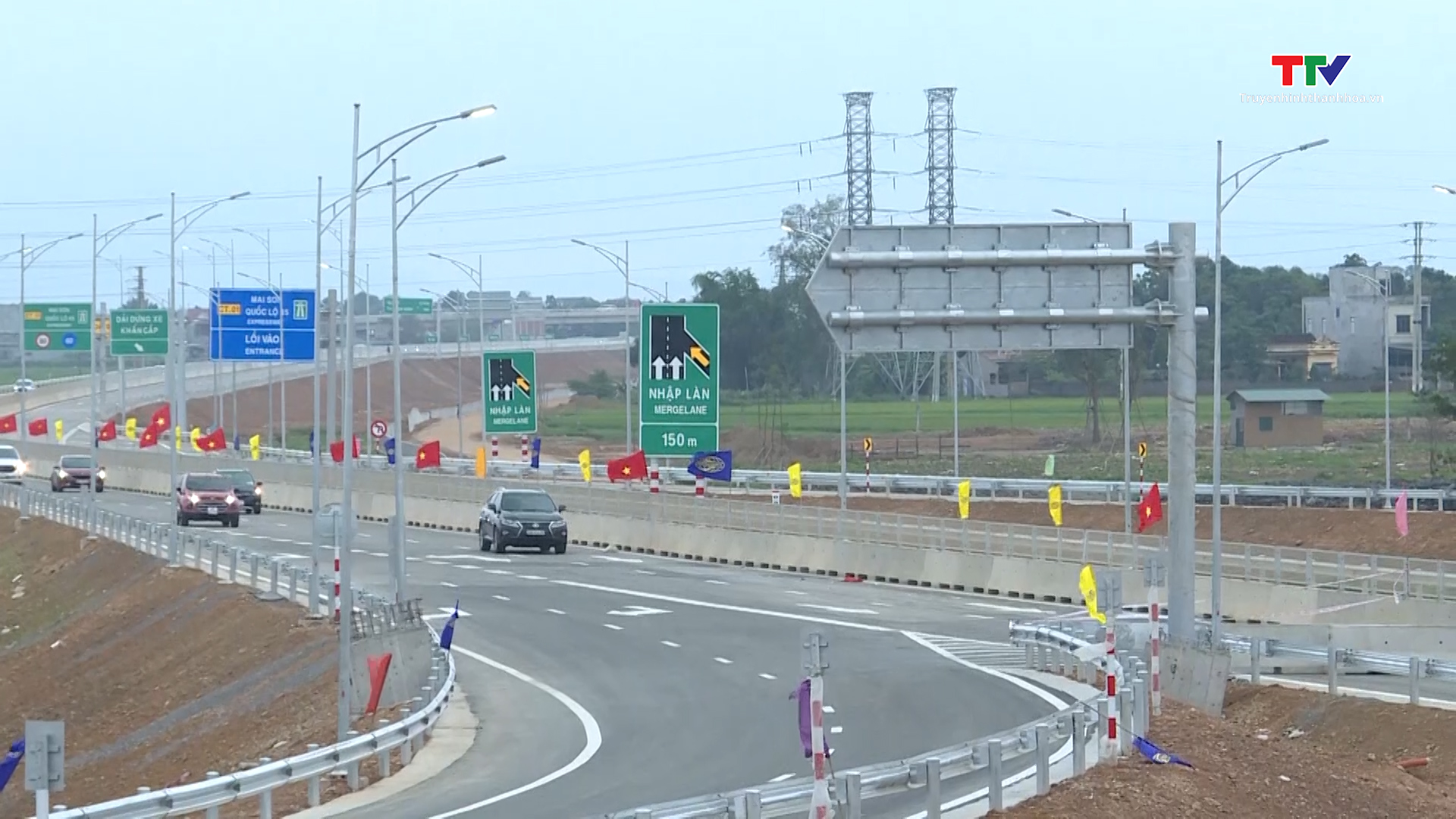 Ùn tắc cục bộ trên tuyến đường bộ cao tốc Bắc Nam, đoạn Mai Sơn- Quốc lộ 45 trong ngày đầu thông xe - Ảnh 3.