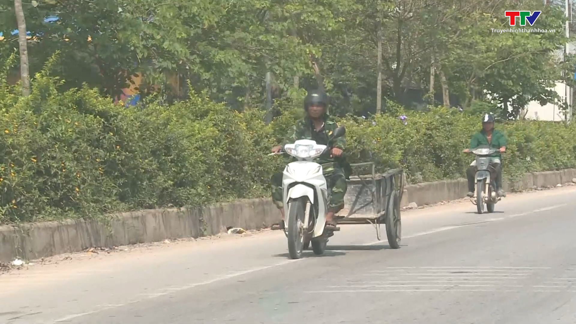 Vẫn còn tình trạng xe công nông, “xe tự chế” không đủ điều kiện tham gia giao thông - Ảnh 2. Vẫn còn tình trạng xe công nông, “xe tự chế” không đủ điều kiện tham gia giao thông - Ảnh 2.